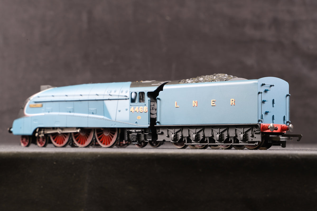 Hornby OO A4 Class &#39;4468&#39; &#39;Mallard&#39; &amp; 3 x LNER Teak Coaches