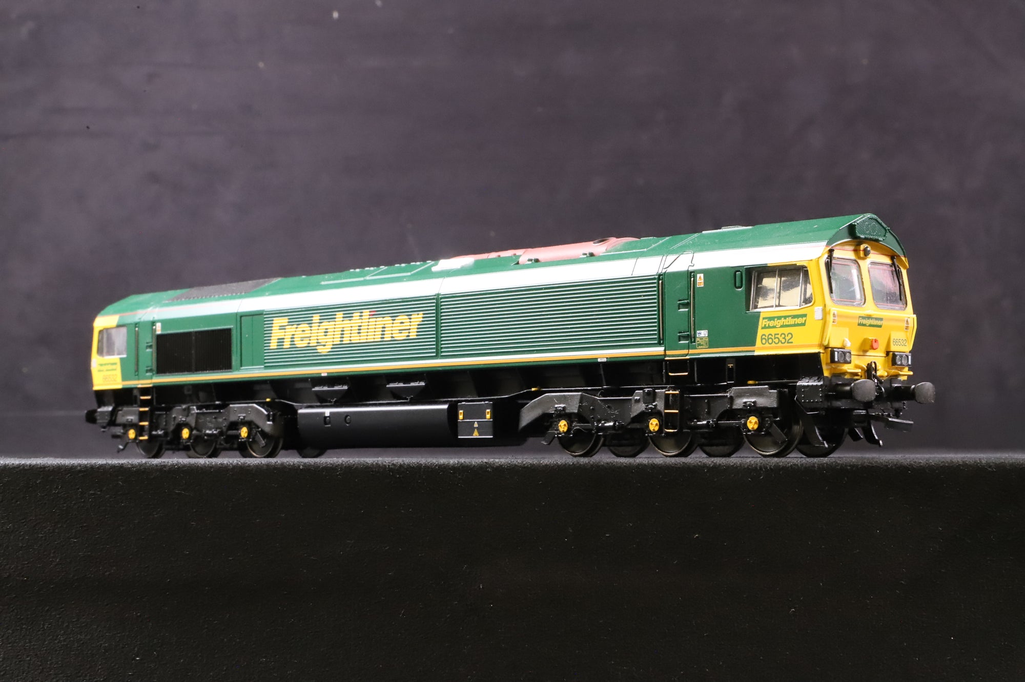 Bachmann OO 32-732 Class 66 66532 in Freightliner Livery