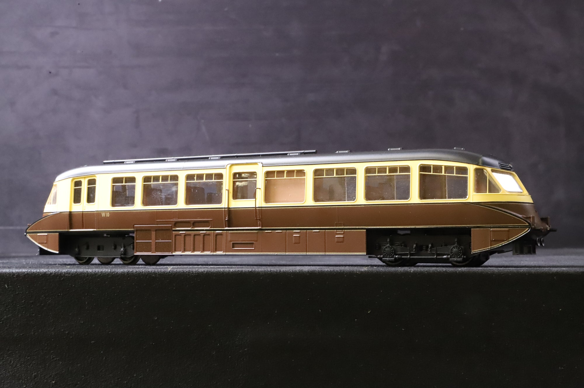 Dapol OO 4D-011-002 Streamlined Rail Car 'W10' BR Lined Chocolate & Cream DCC Sound