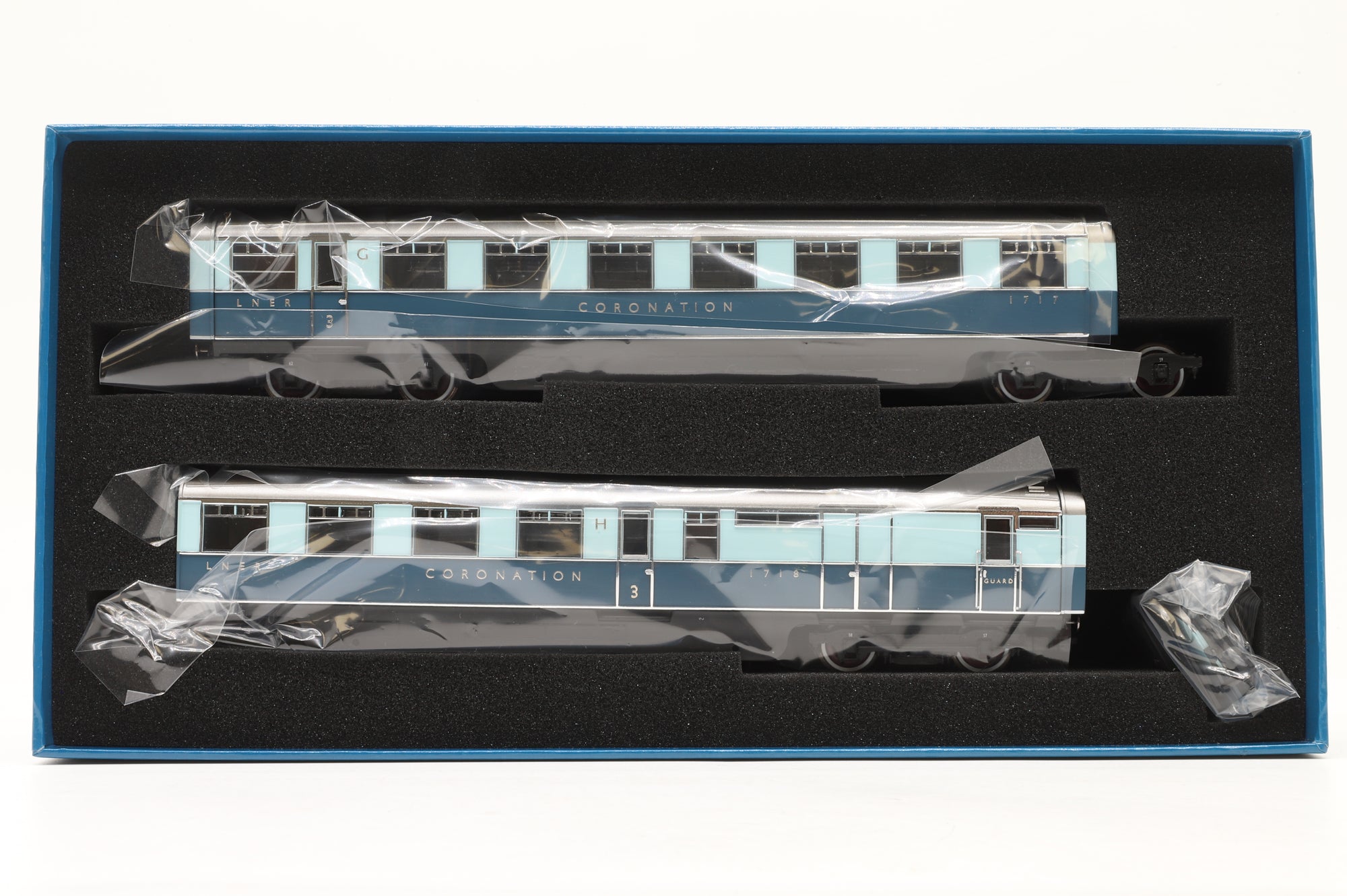 Hornby OO R40226 LNER Coronation Open 3rd & Brake 3rd Articulated Coach Pack