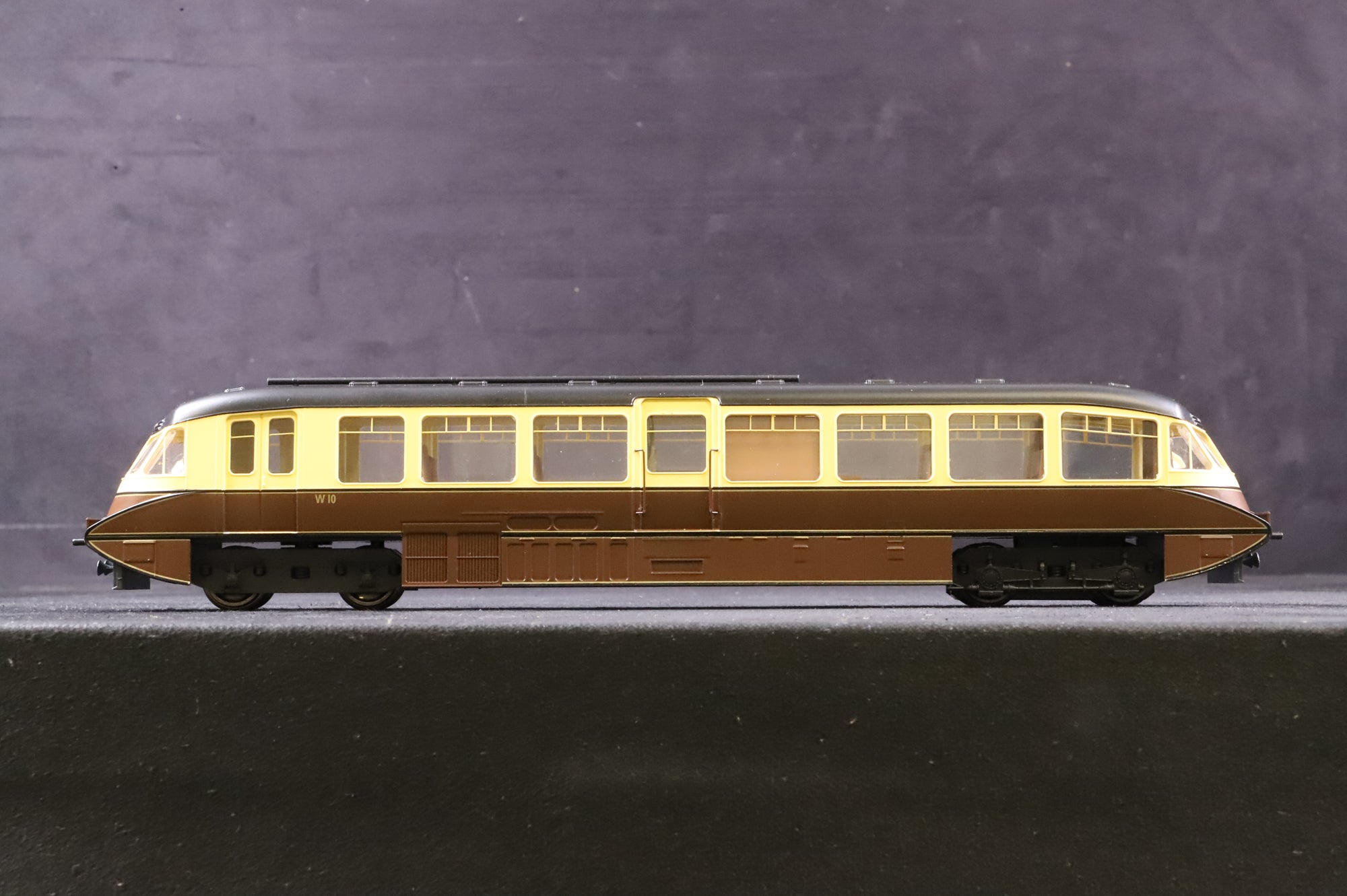 Dapol OO 4D-011-002 Streamlined Rail Car 'W10' BR Lined Chocolate & Cream DCC Sound