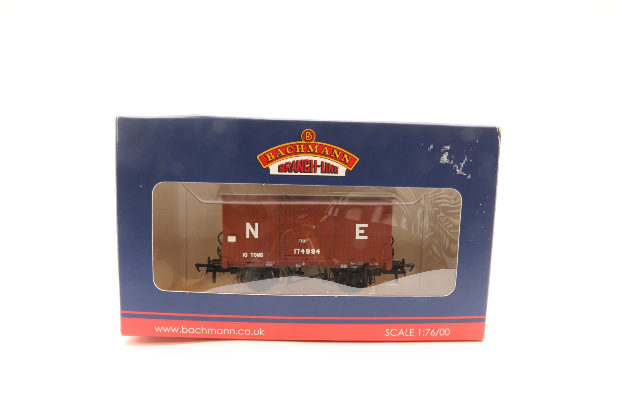 Bachmann OO Rake of 8 10T Fish Van LNER Oxide & 20T Brake Van Brown Inc.38-575& 38-575A