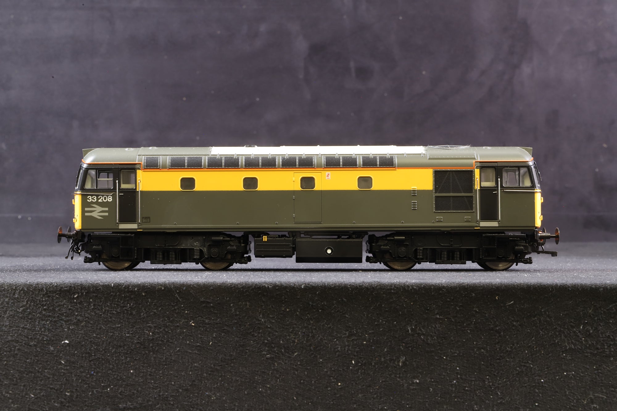 Heljan OO 3327 Class 33/2 '33208' Engineers Dutch Livery, DCC Fitted