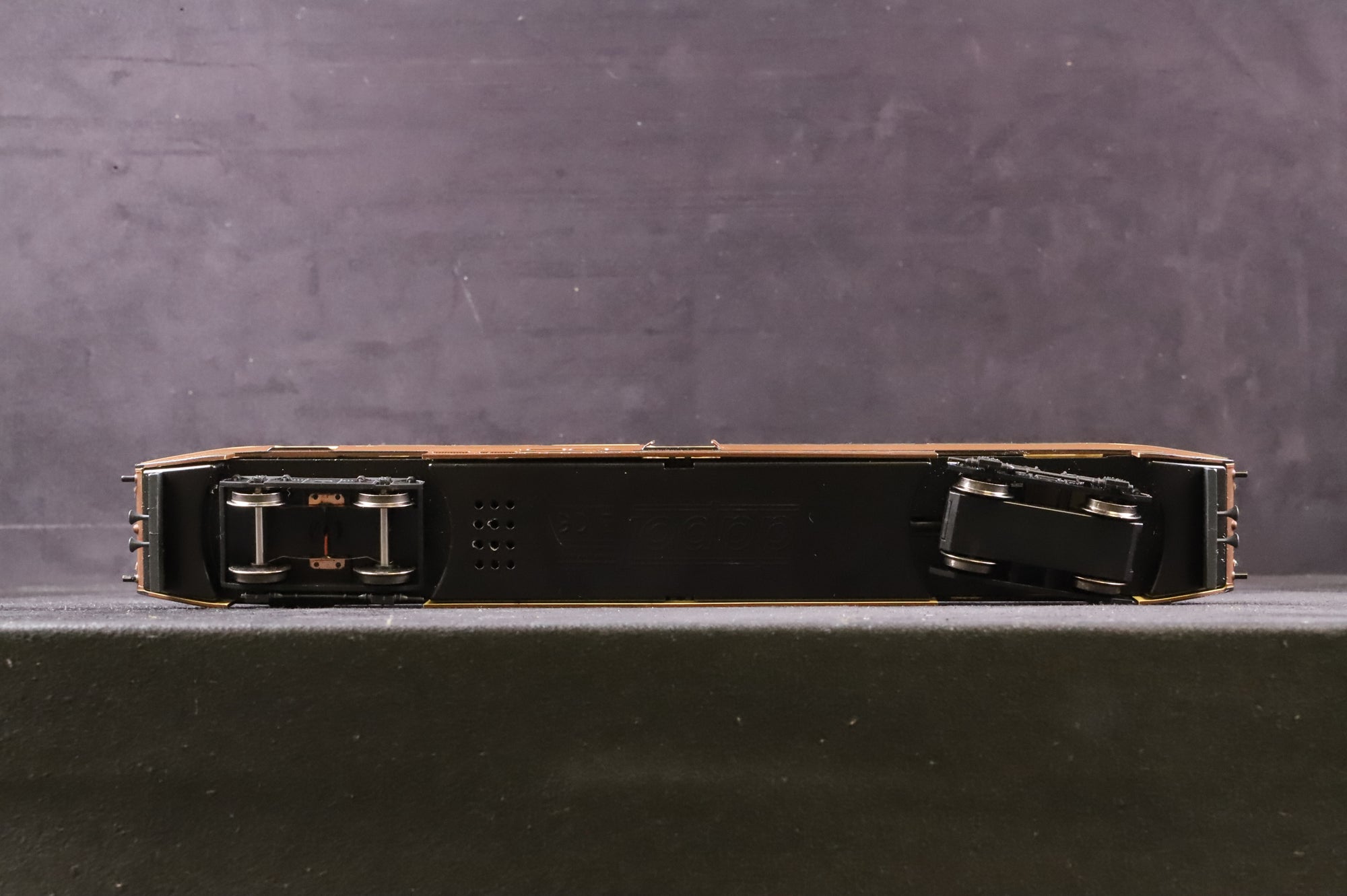 Dapol OO 4D-011-002 Streamlined Rail Car 'W10' BR Lined Chocolate & Cream DCC Sound