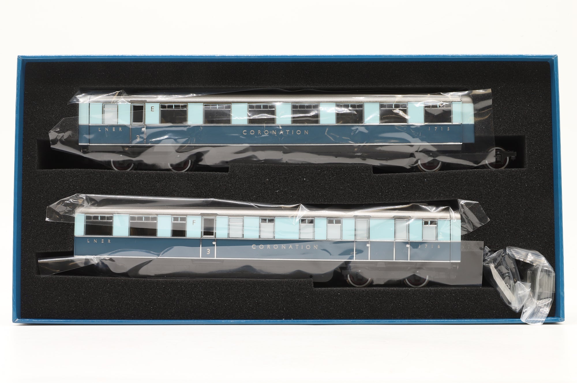 Hornby OO R40225 LNER Coronation Open 3rd & Kitchen Articulated Coach Pack