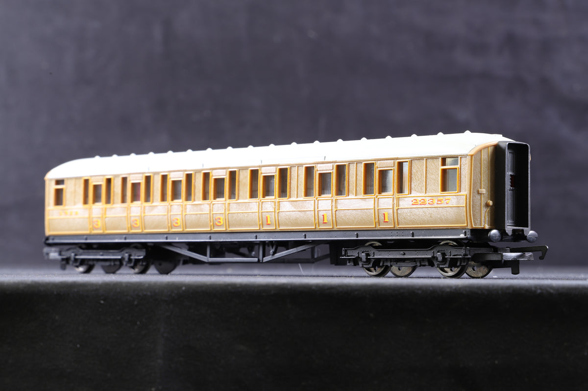 Hornby OO A4 Class &#39;4468&#39; &#39;Mallard&#39; &amp; 3 x LNER Teak Coaches