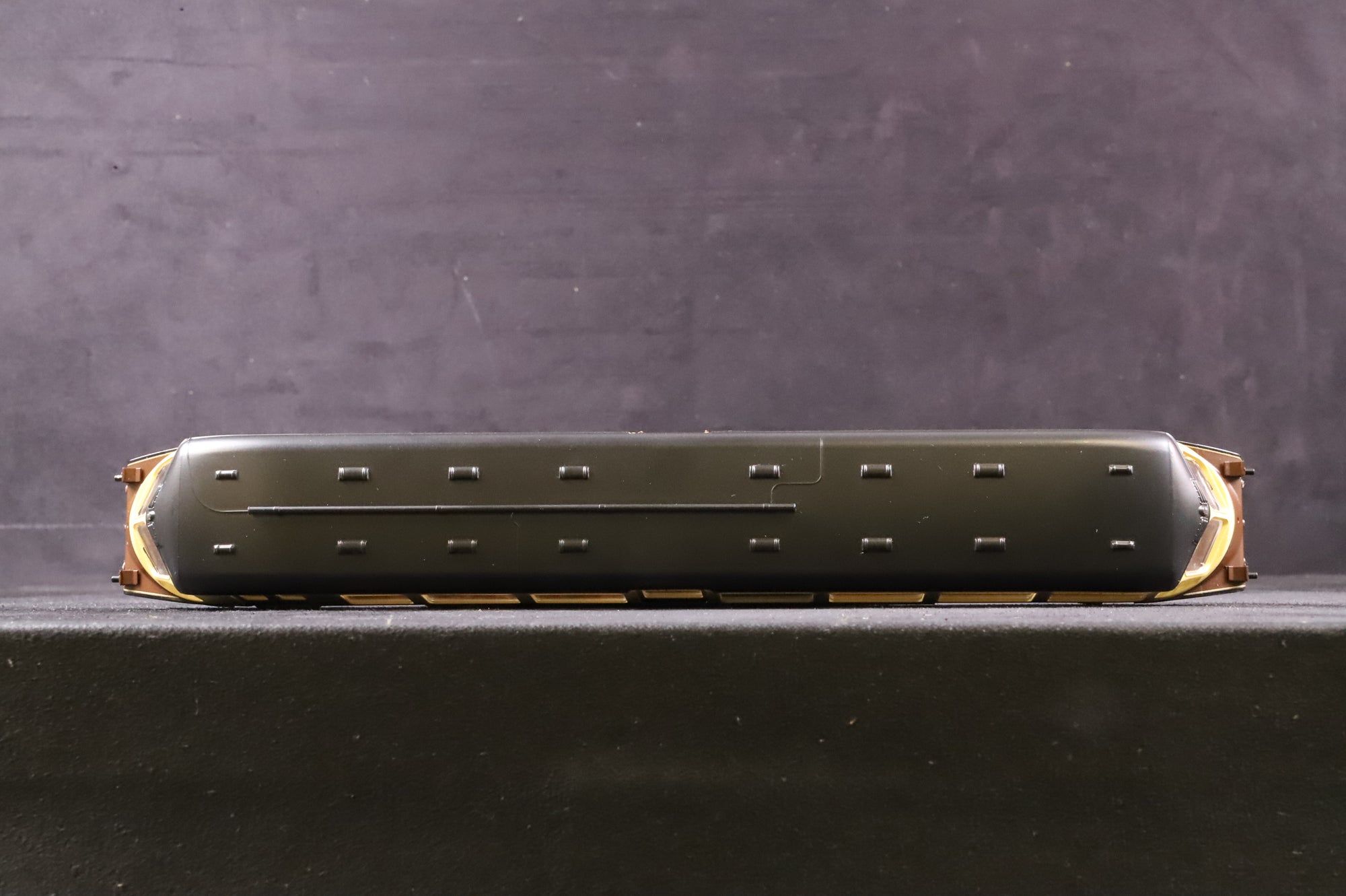 Dapol OO 4D-011-002 Streamlined Rail Car 'W10' BR Lined Chocolate & Cream DCC Sound