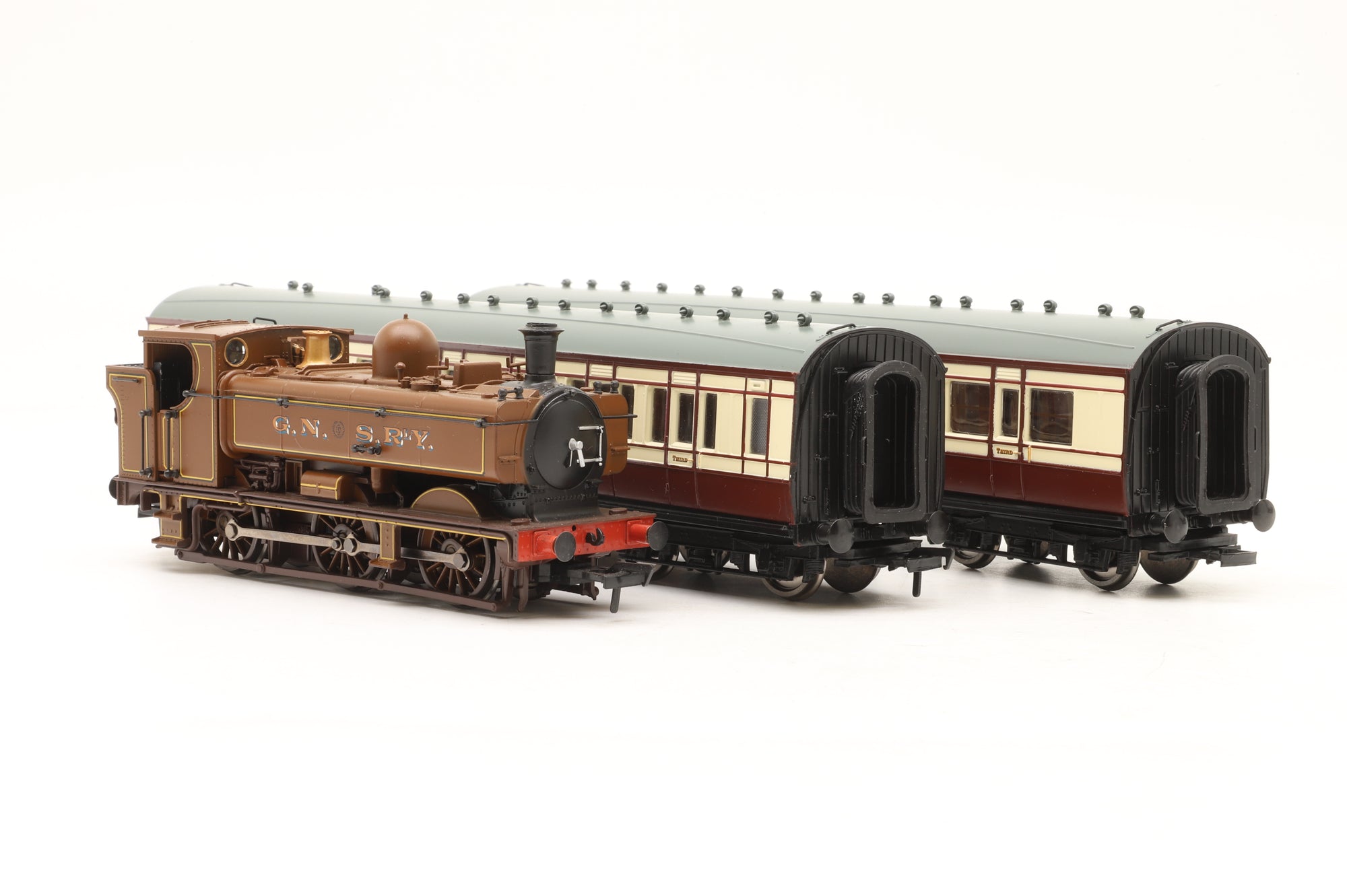Bachmann OO 30-575 The Railway Children Special Edition Train Pack GWR 57xx Pannier GNSR with Pair of Coaches & Scenecraft Oakworth Station Building
