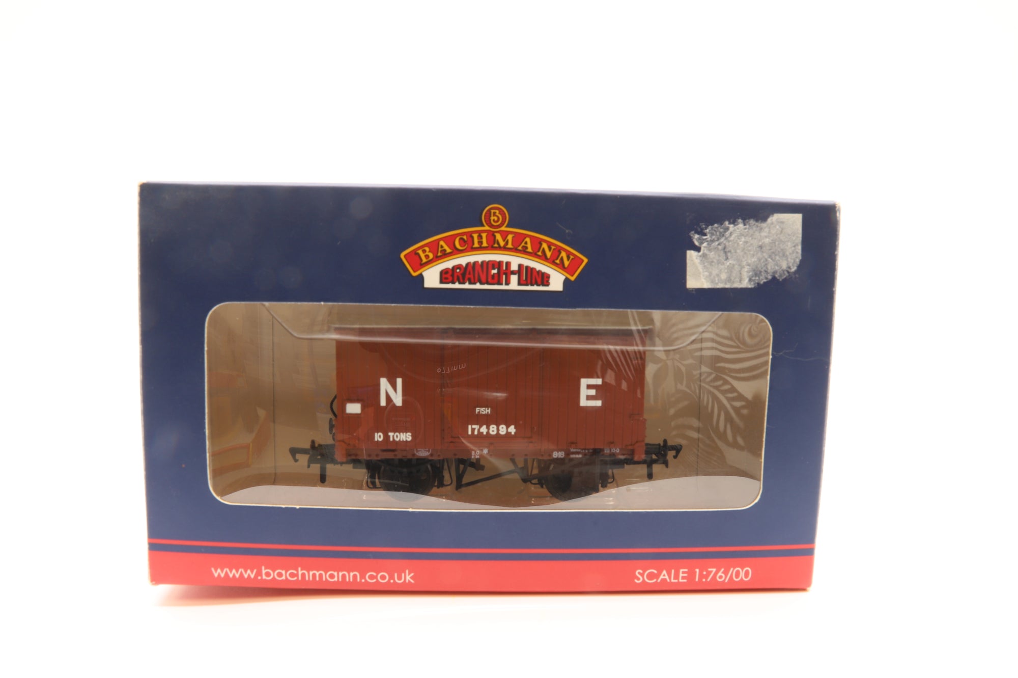 Bachmann OO Rake of 8 10T Fish Van LNER Oxide & 20T Brake Van Brown Inc.38-575& 38-575A