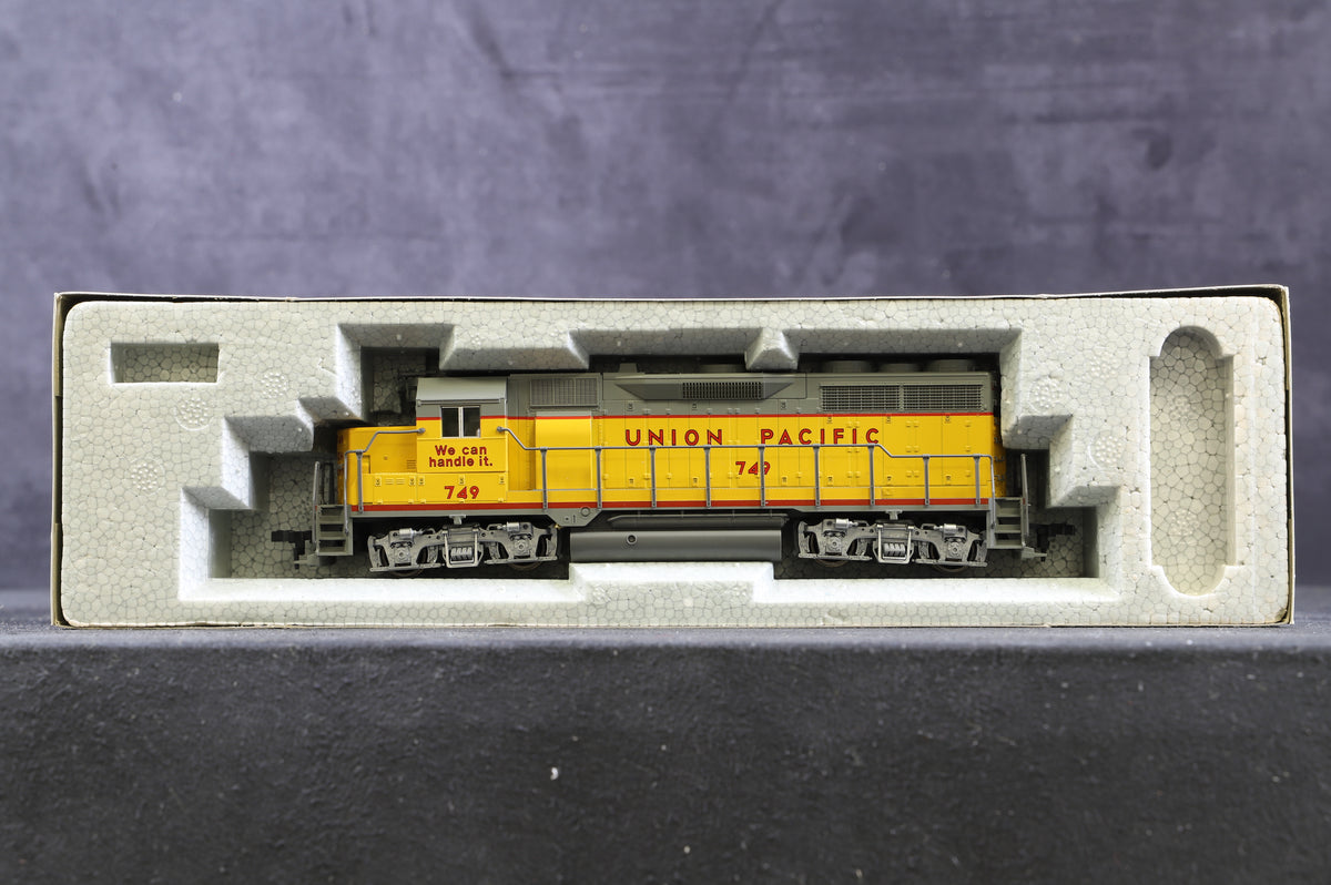 Kato HO 37-04F EMD GP35 Diesel Locomotive Union Pacific &#39;749&#39; &#39;We Can Handle It&#39;