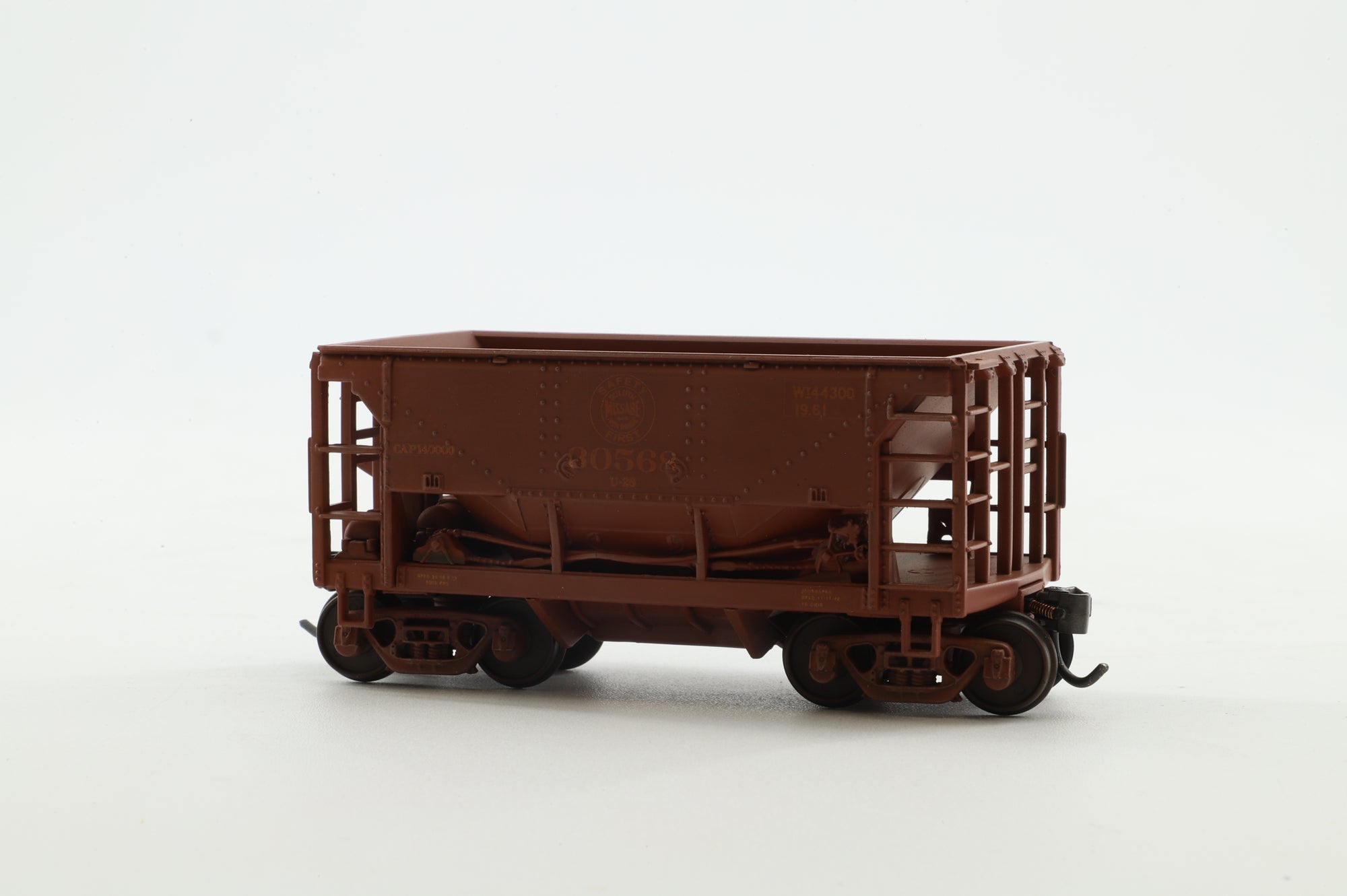 Walthers HO 6-Pack of 24' Michigan Ore Cars in DMIR Brown - Pro-Weathered/Customised