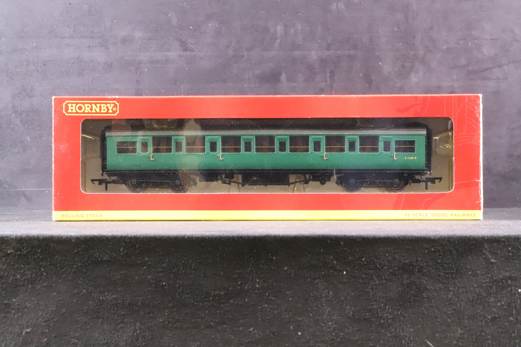 Hornby OO Rake of 3 BR Maunsell 3rd Class Corridor Coaches, Inc. R4302E, R4302A & R4302B