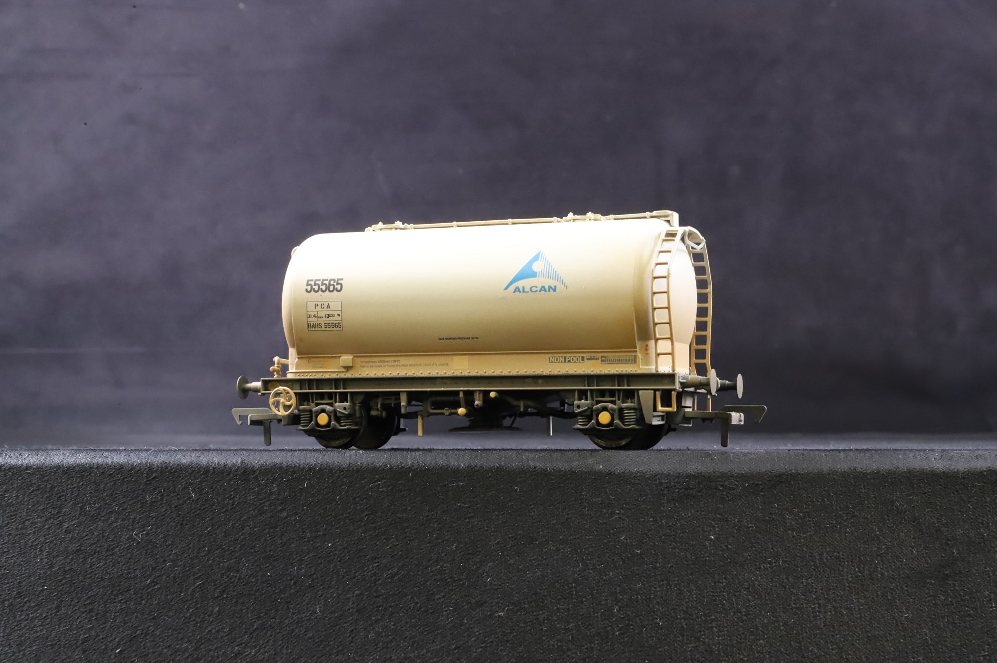 Bachmann OO Rake of 6 PCA Metalair Grey Wagons, Weathered, 38-652x5 & 651