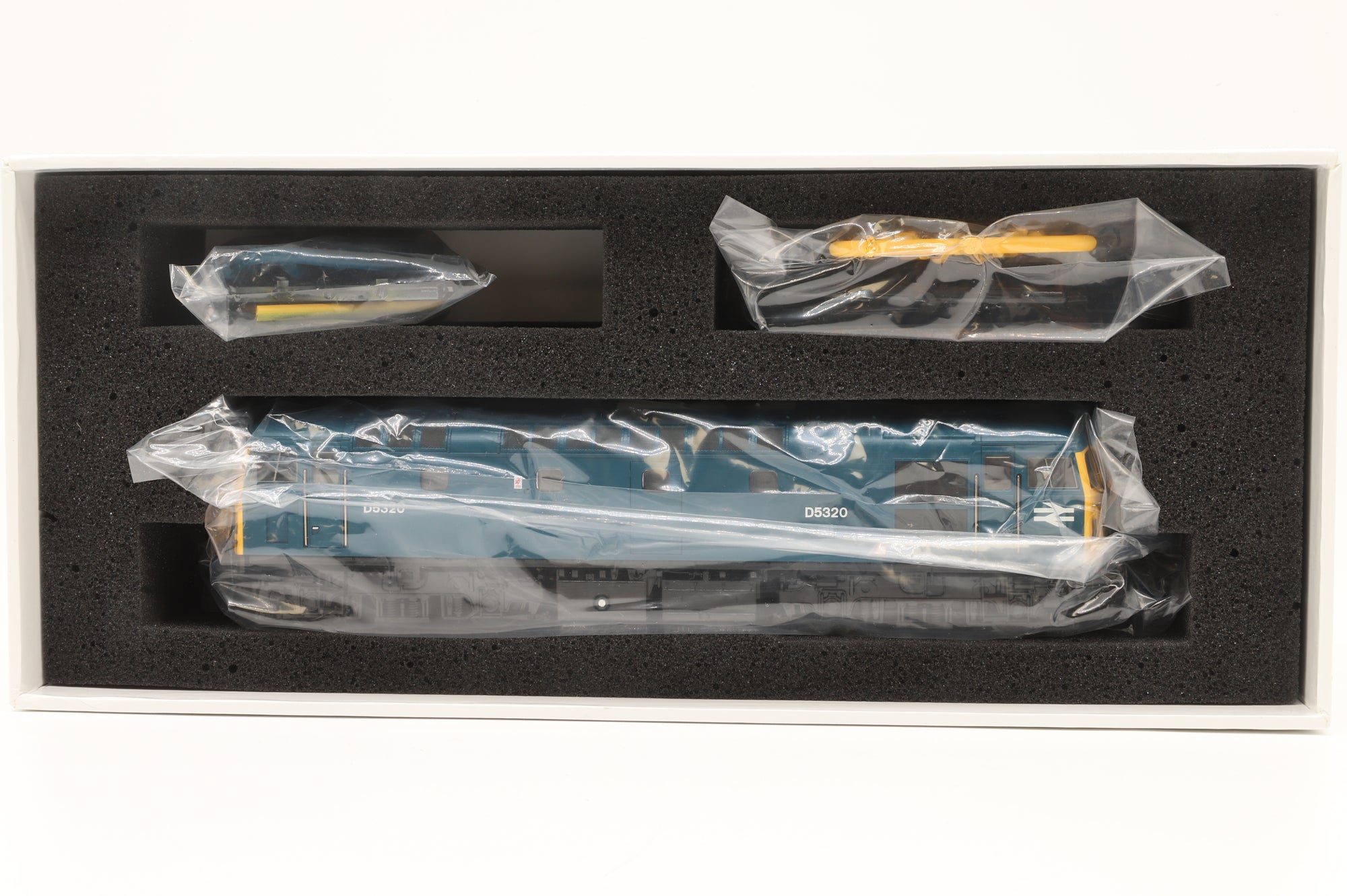 Heljan OO 26061 Class 26 'D5320' BR Blue Full Yellow Ends