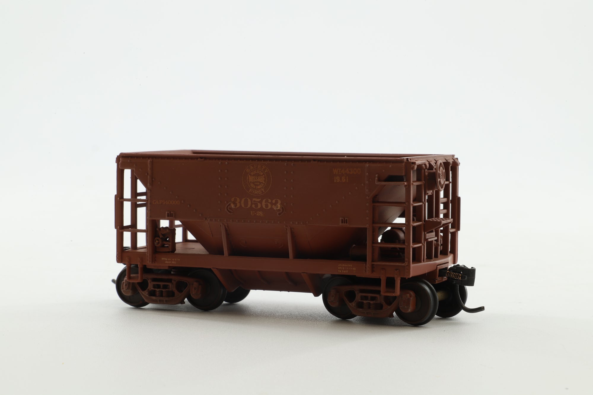 Walthers HO 6-Pack of 24' Michigan Ore Cars in DMIR Brown - Pro-Weathered/Customised