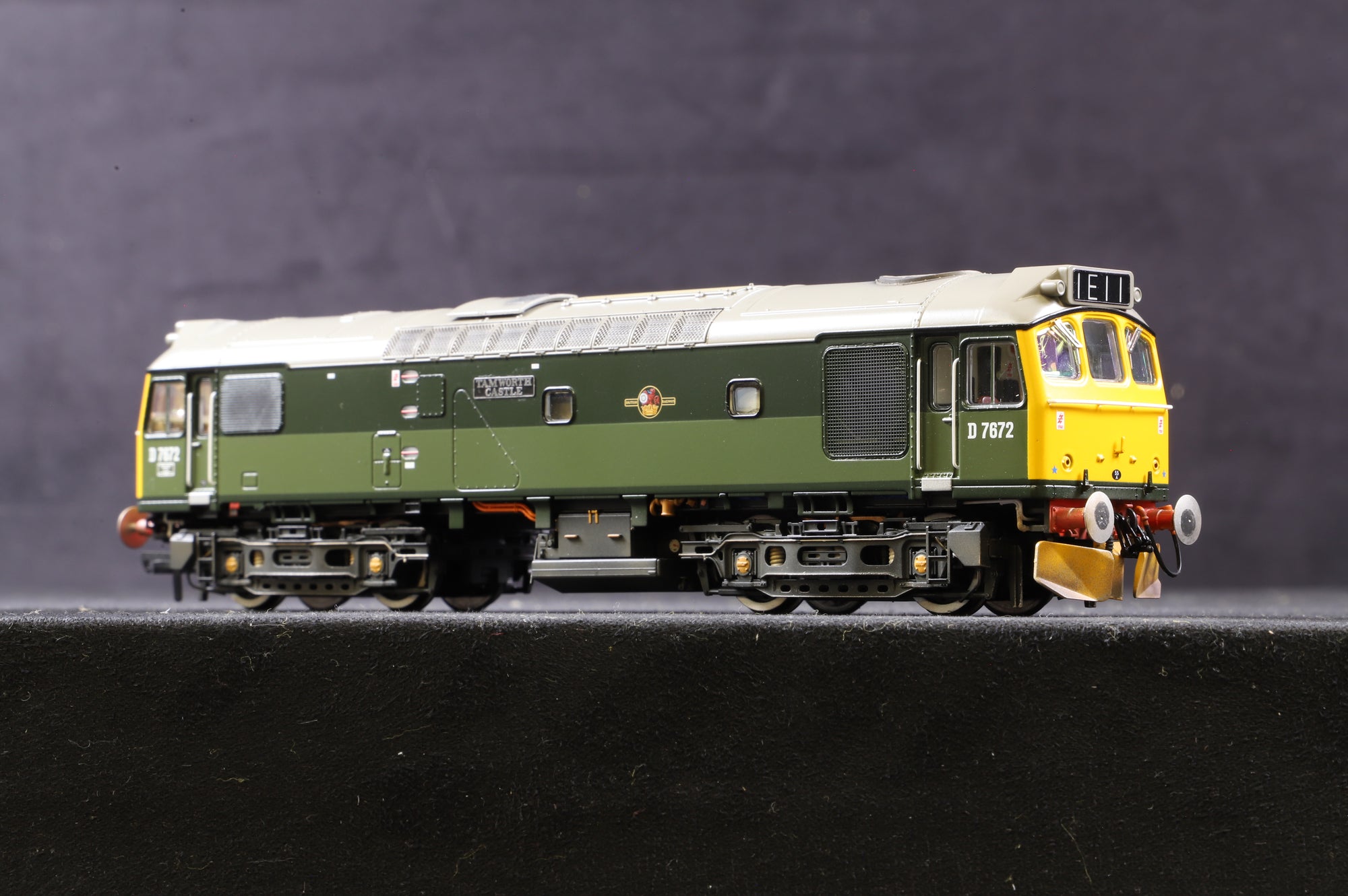 Bachmann OO 32-334SFX Class 25/3 D7672 'Tamworth Castle' in BR Two-Tone Green w/ Full Yellow Ends - DCC Sound & Lightly Weathered