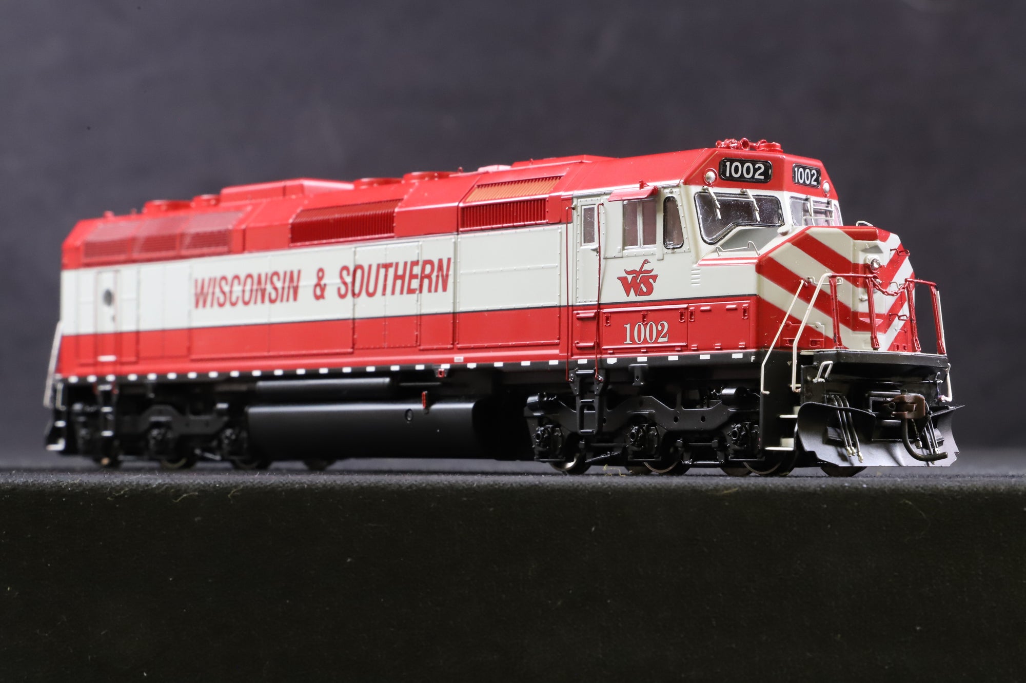 Genesis HO G67637 F45 '1002' Diesel Locomotive Wisconsin & Southern DCC Fitted