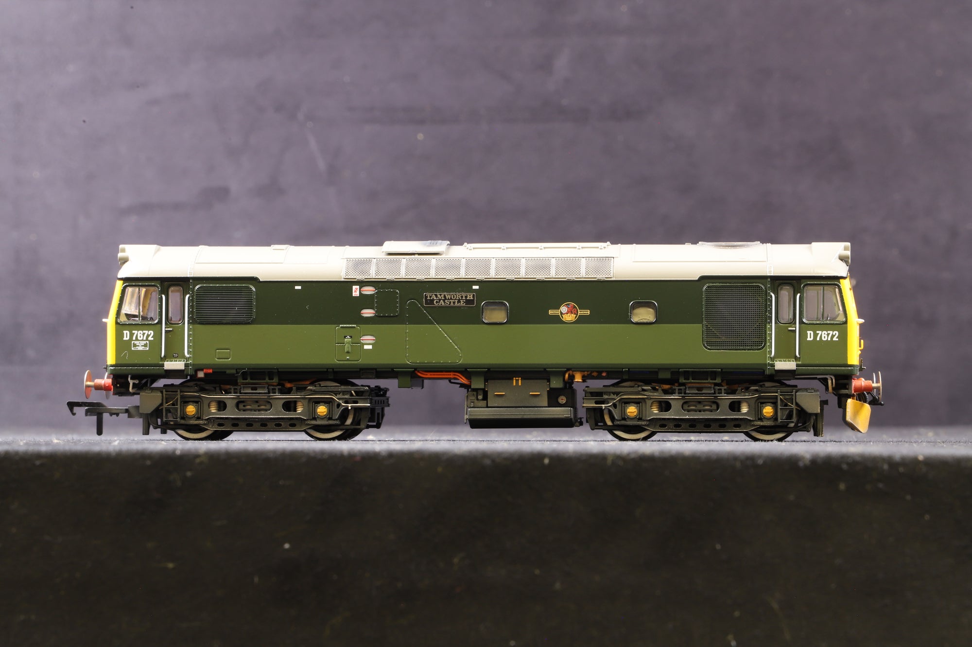 Bachmann OO 32-334SFX Class 25/3 D7672 'Tamworth Castle' in BR Two-Tone Green w/ Full Yellow Ends - DCC Sound & Lightly Weathered