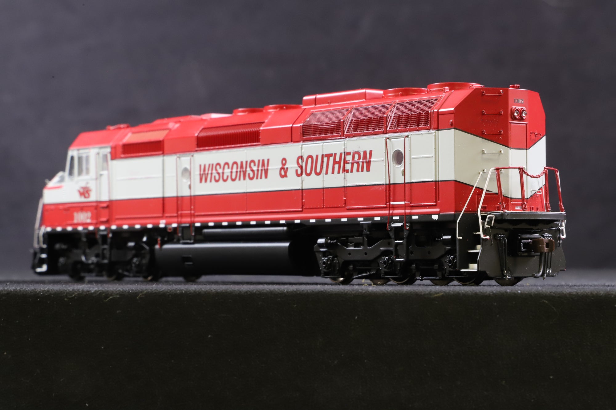 Genesis HO G67637 F45 '1002' Diesel Locomotive Wisconsin & Southern DCC Fitted