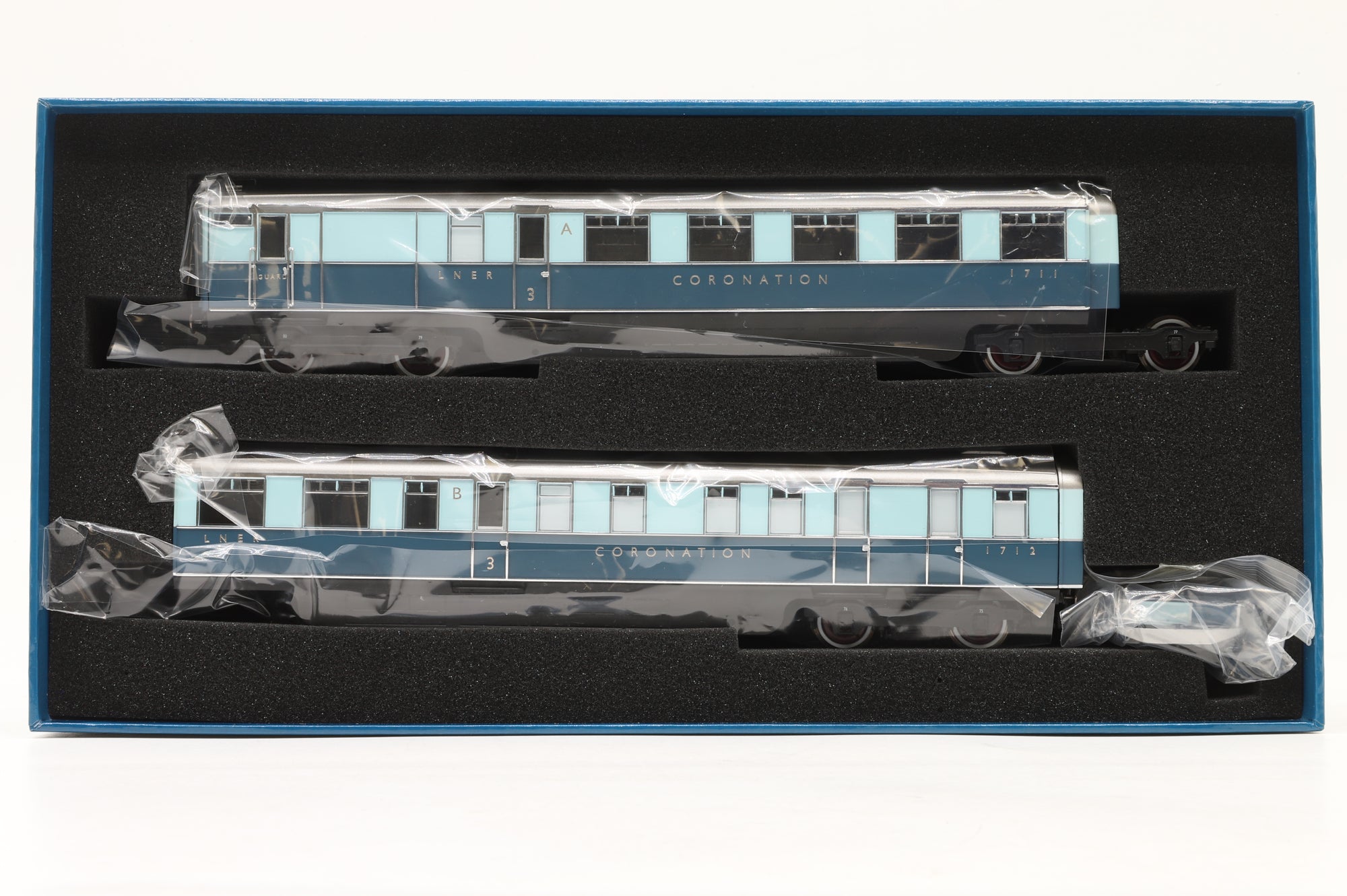 Hornby OO R40223 LNER Coronation Brake 3rd & Kitchen 3rd Articulated Coach Pack