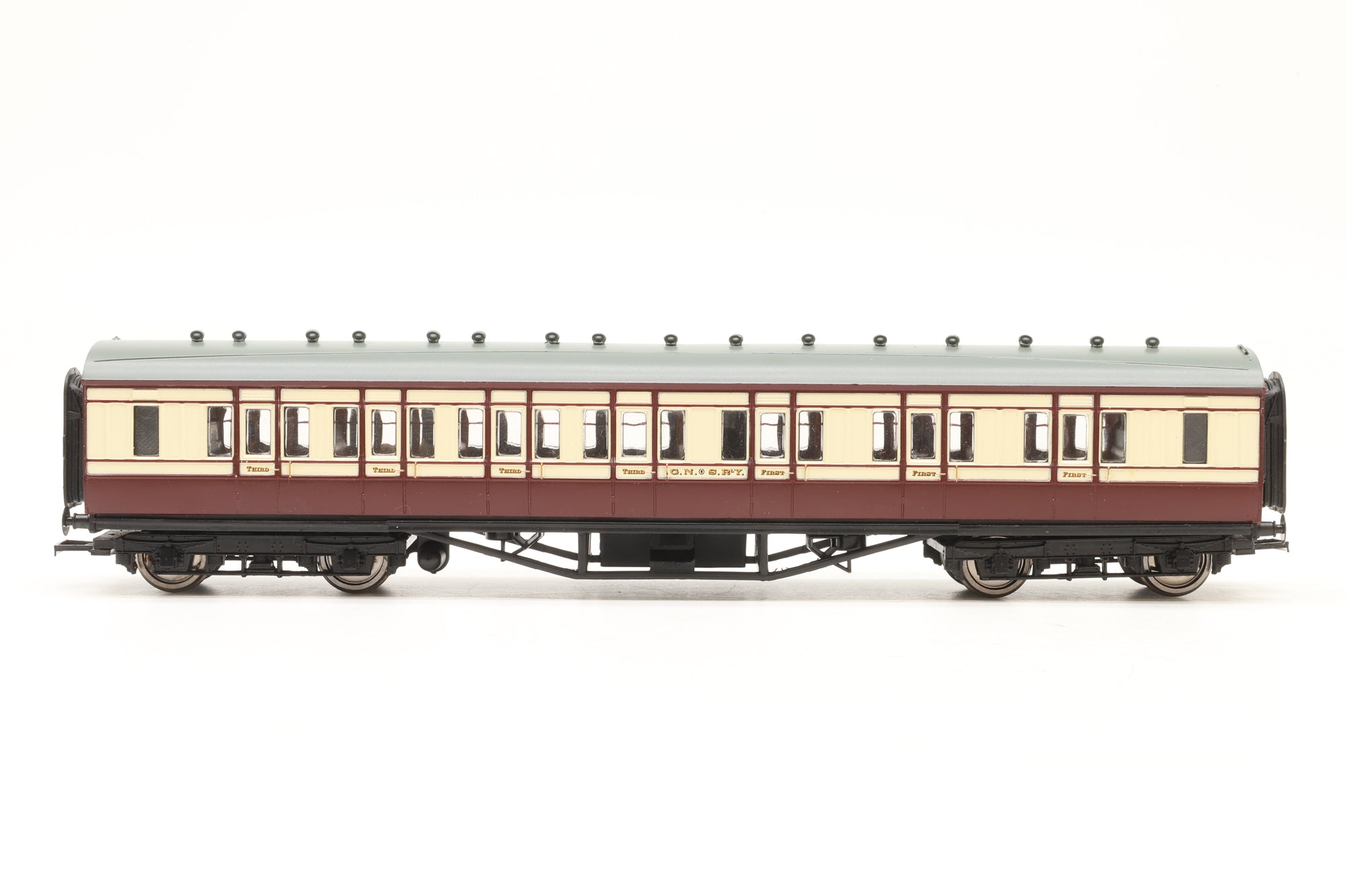 Bachmann OO 30-575 The Railway Children Special Edition Train Pack GWR 57xx Pannier GNSR with Pair of Coaches & Scenecraft Oakworth Station Building