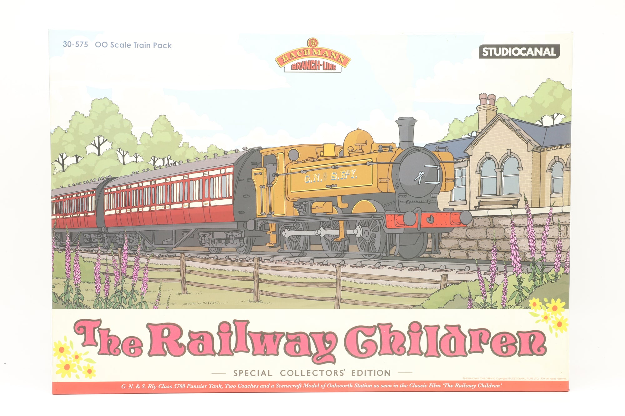Bachmann OO 30-575 The Railway Children Special Edition Train Pack GWR 57xx Pannier GNSR with Pair of Coaches & Scenecraft Oakworth Station Building