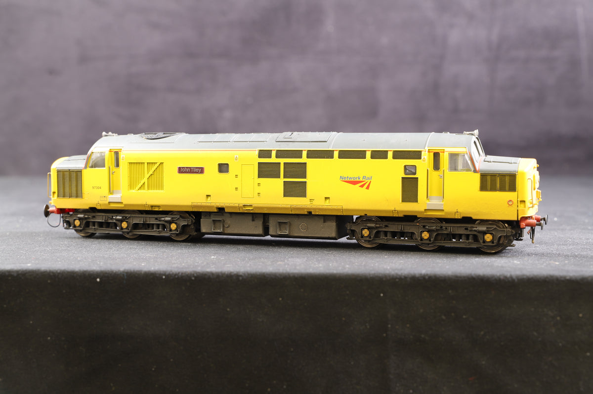 ViTrains OO V2031 Class 37 Twin Pack &#39;97302&#39; &amp; &#39;97304&#39;, Network Rail Yellow, Weathered &amp; DCC sound