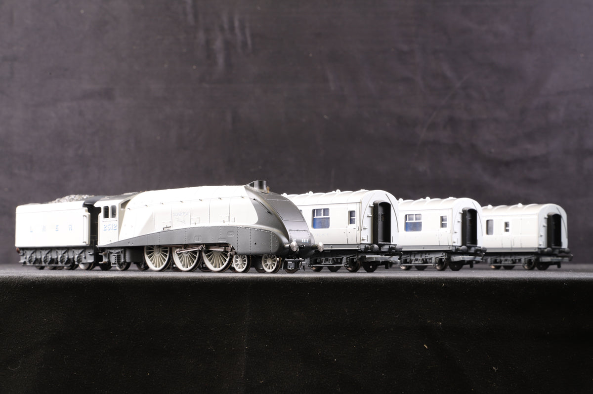 Hornby OO R3174 Silver Jubilee Train Pack