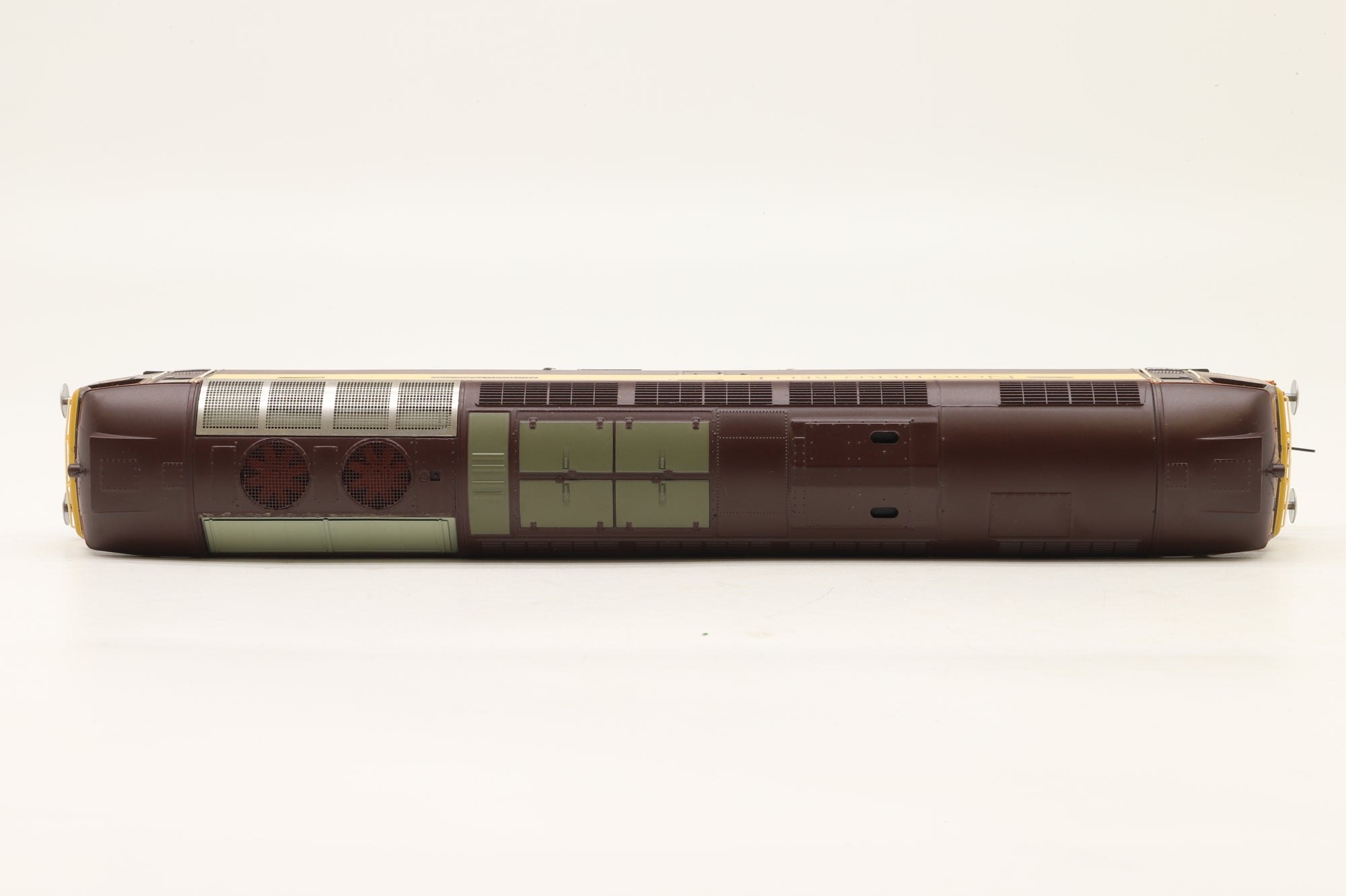 Bachmann OO 32-764 Class 57 57305 'Northern Princess' in Pullman Northern Belle Livery – DCC Sound