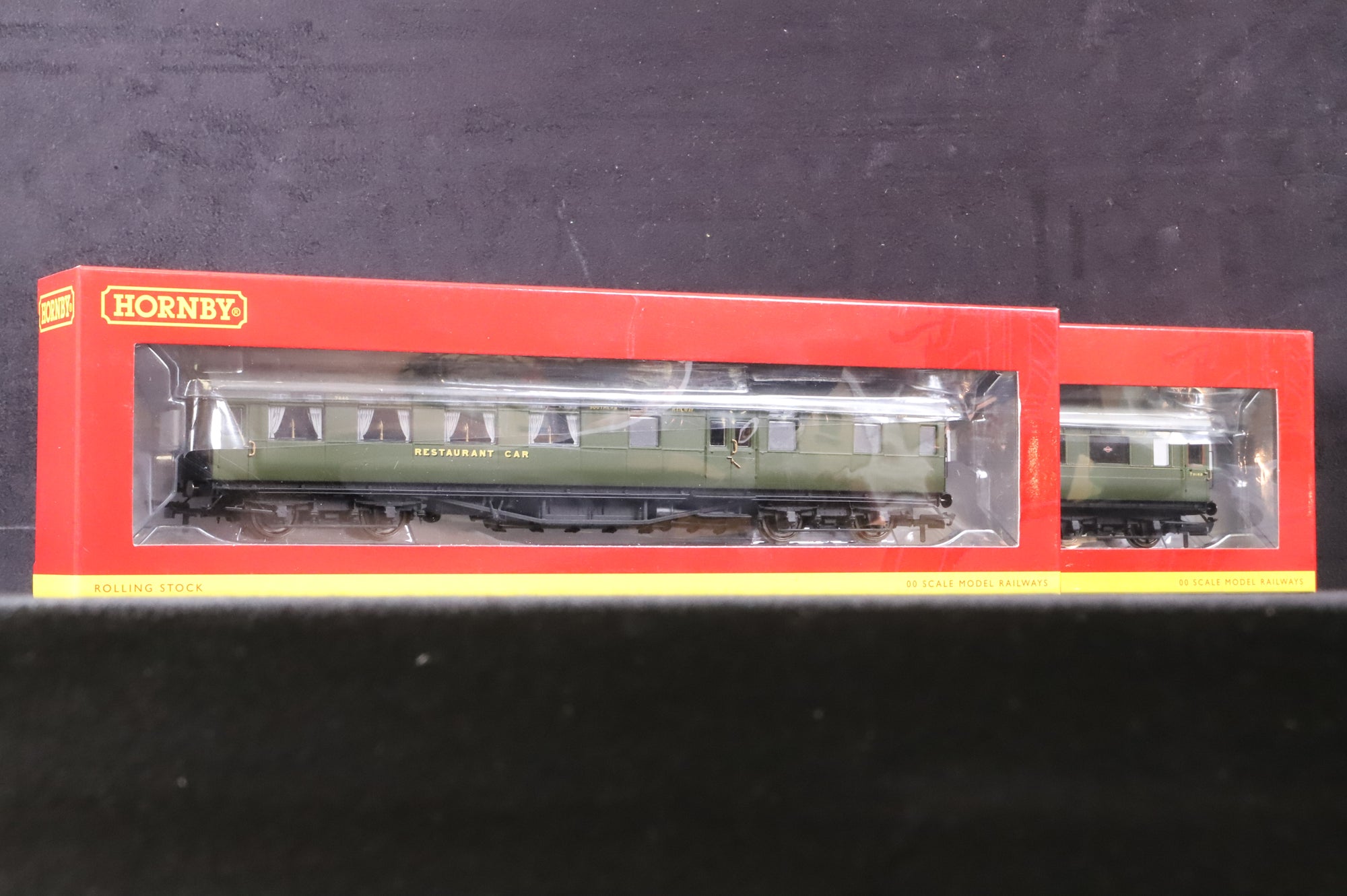 Hornby OO R4816/33 Rake of 2 Maunsell Coachees in Lined SR Green