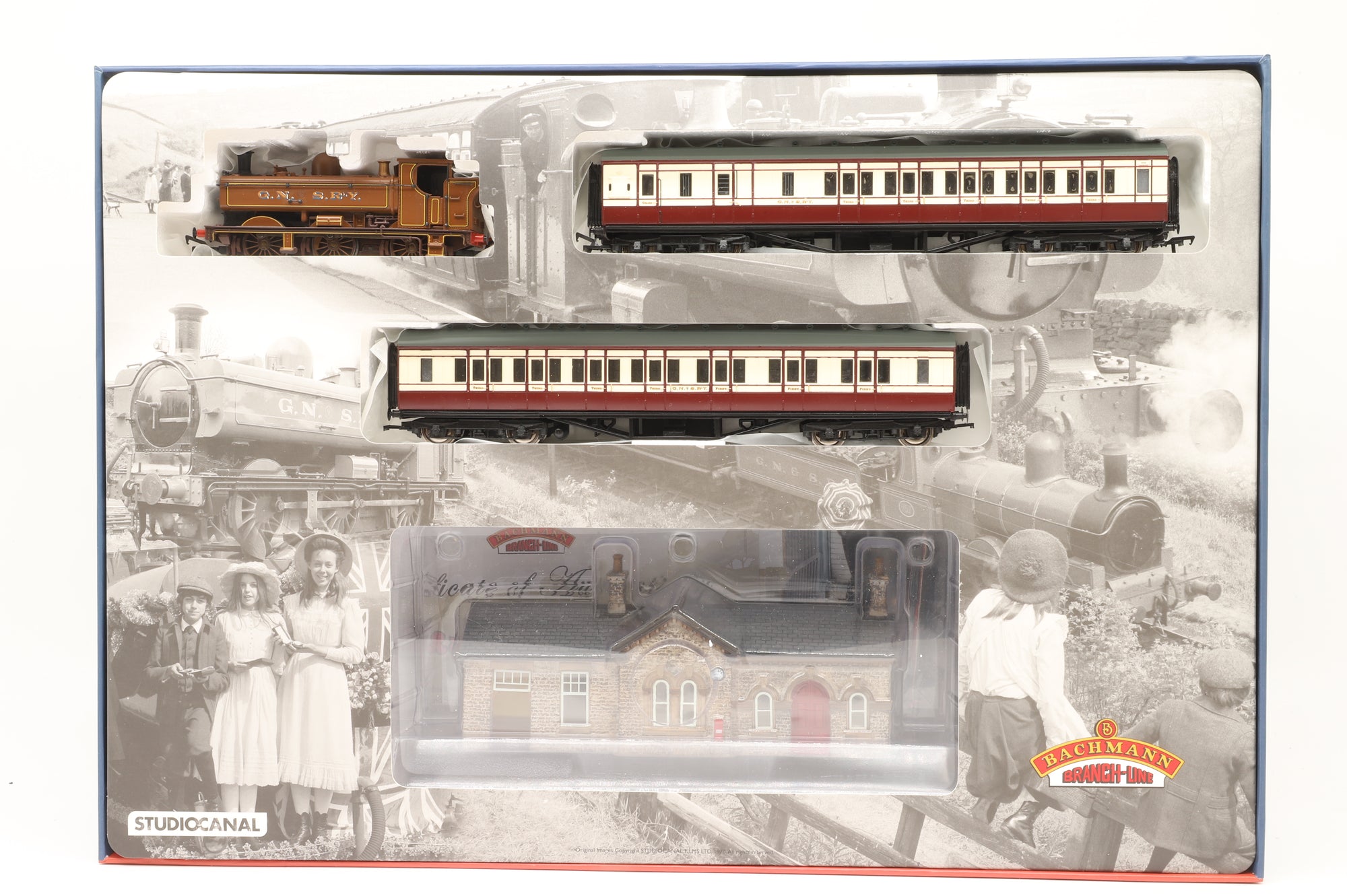 Bachmann OO 30-575 The Railway Children Special Edition Train Pack GWR 57xx Pannier GNSR with Pair of Coaches & Scenecraft Oakworth Station Building