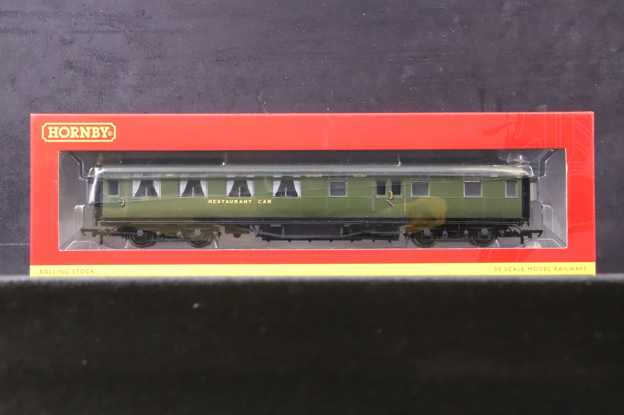 Hornby OO R4816/33 Rake of 2 Maunsell Coachees in Lined SR Green