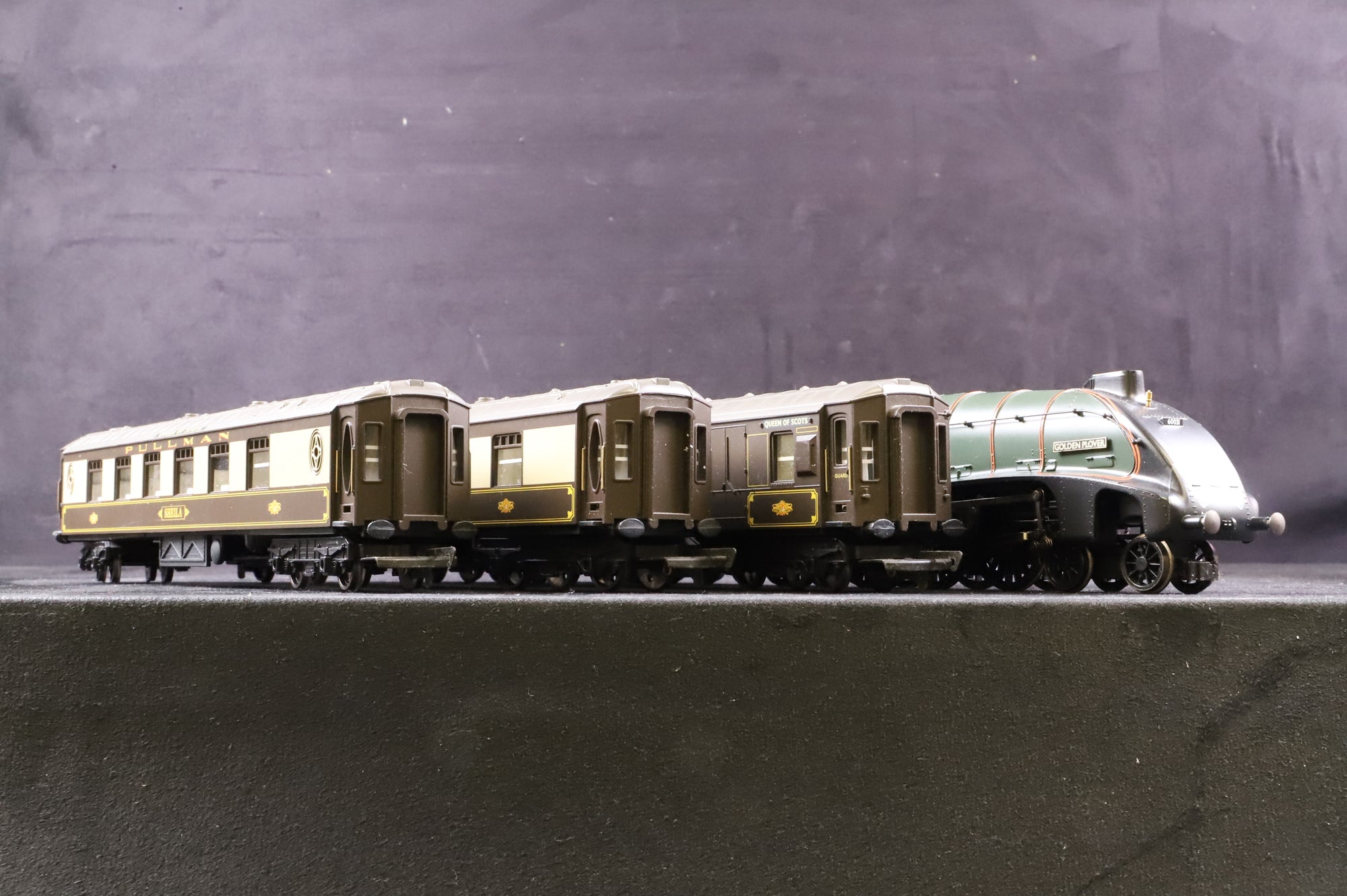 Hornby OO R1024 Queen Of Scots Train Pack Loco & Coaches Only