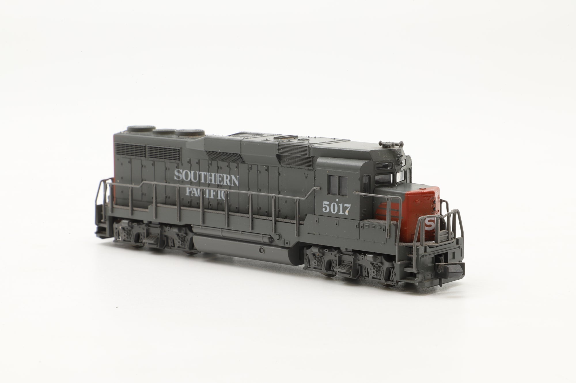 Atlas N 4709 EMD GP30 #5017 in SP Grey/Red