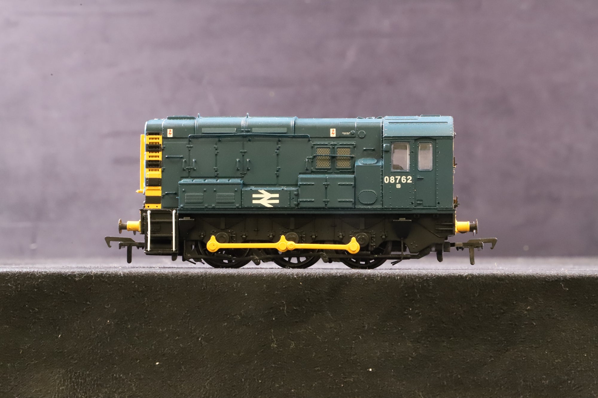 Bachmann OO 32-102A Class 08 08762 in BR Blue w/ Wasp Stripes