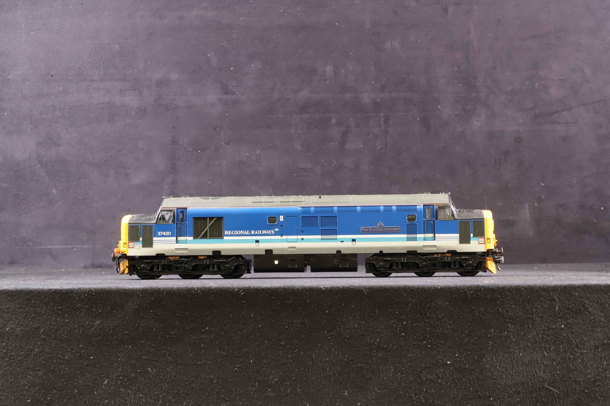 Bachmann OO 32-381V Class 37/4 Diesel '37420' 'The Scottish Hosteller' Regional Railways Renumbered Ltd Ed 2/ 512, DCC Sound