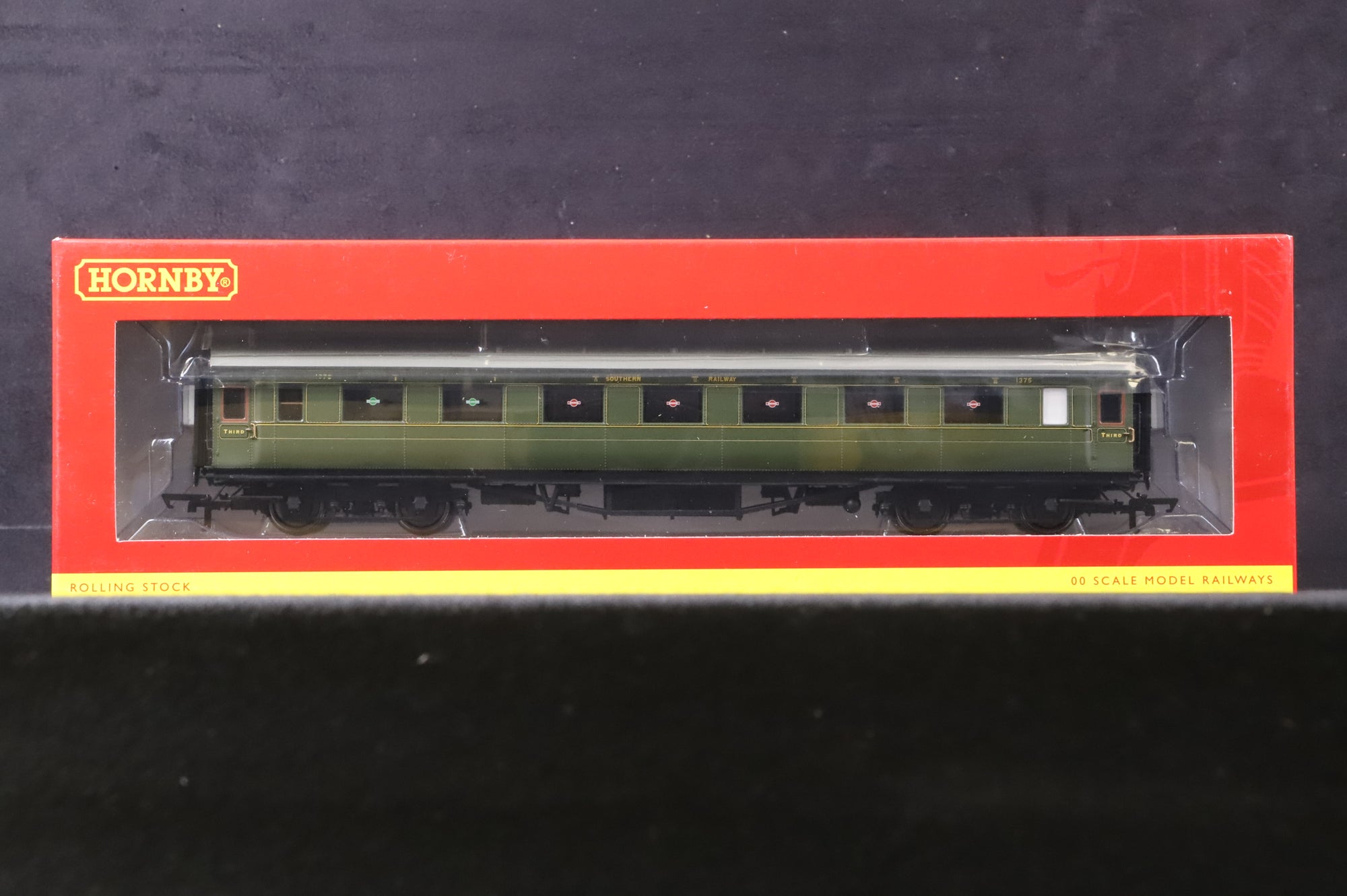 Hornby OO R4816/33 Rake of 2 Maunsell Coachees in Lined SR Green
