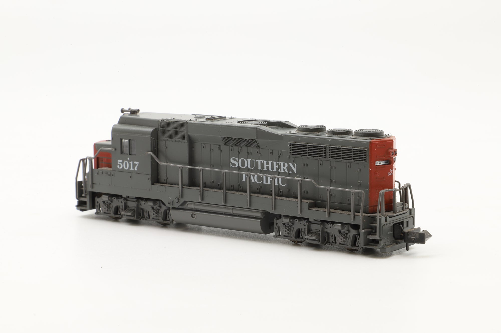 Atlas N 4709 EMD GP30 #5017 in SP Grey/Red
