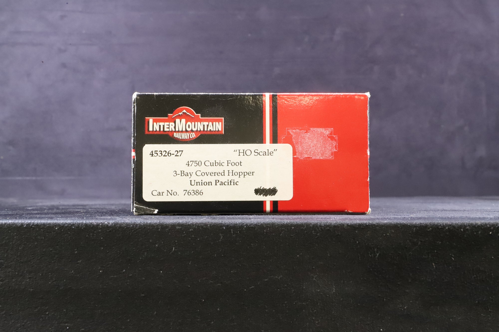 InterMountain Railway Co. 45326-27 4750 Cubic Foot 3-Bay Covered Hopper Wagon No. 76386 in Union Pacific Grey