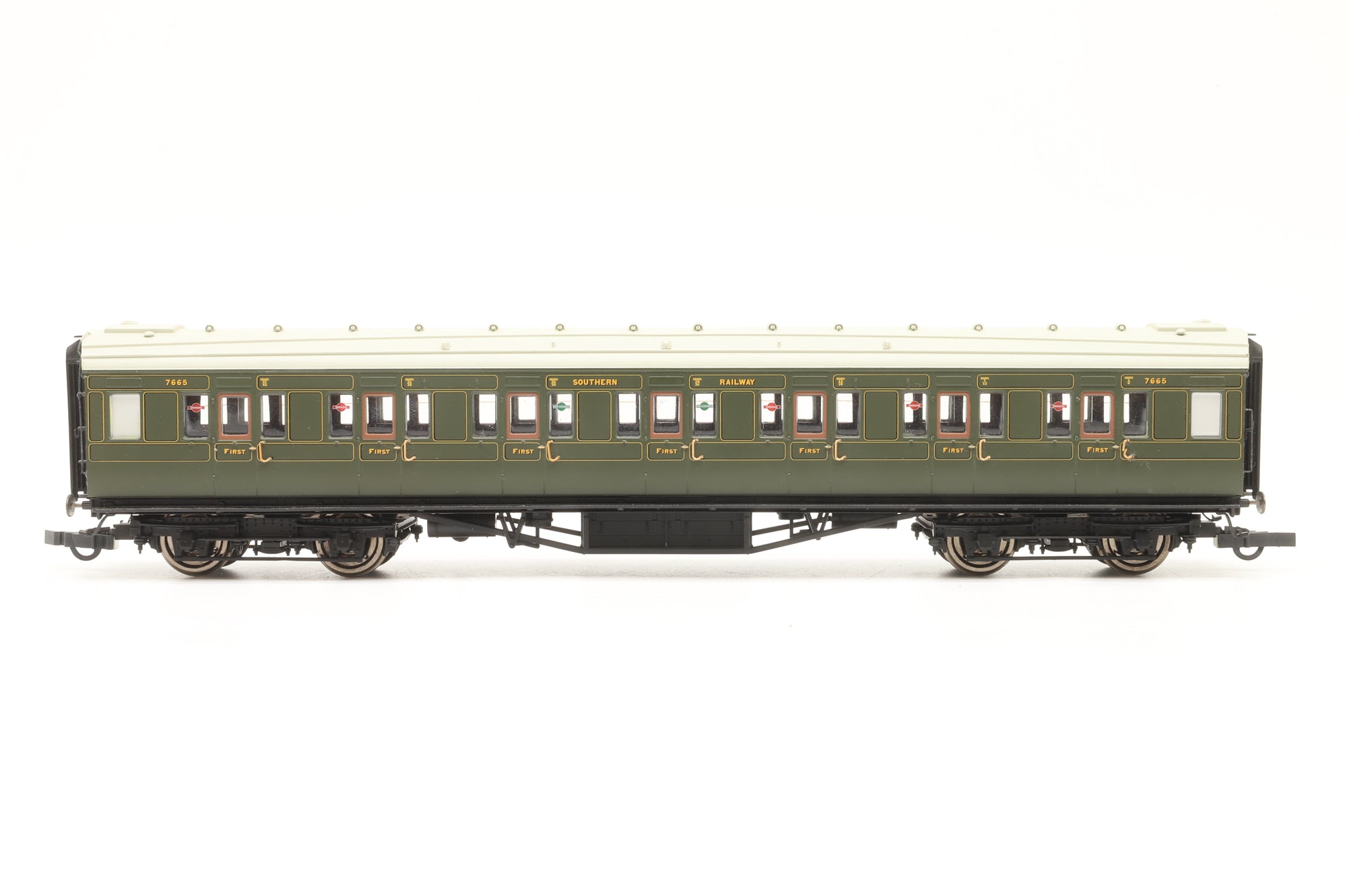 Hornby OO Rake of 7 SR Green Coaches , DCC Lighting Fitted