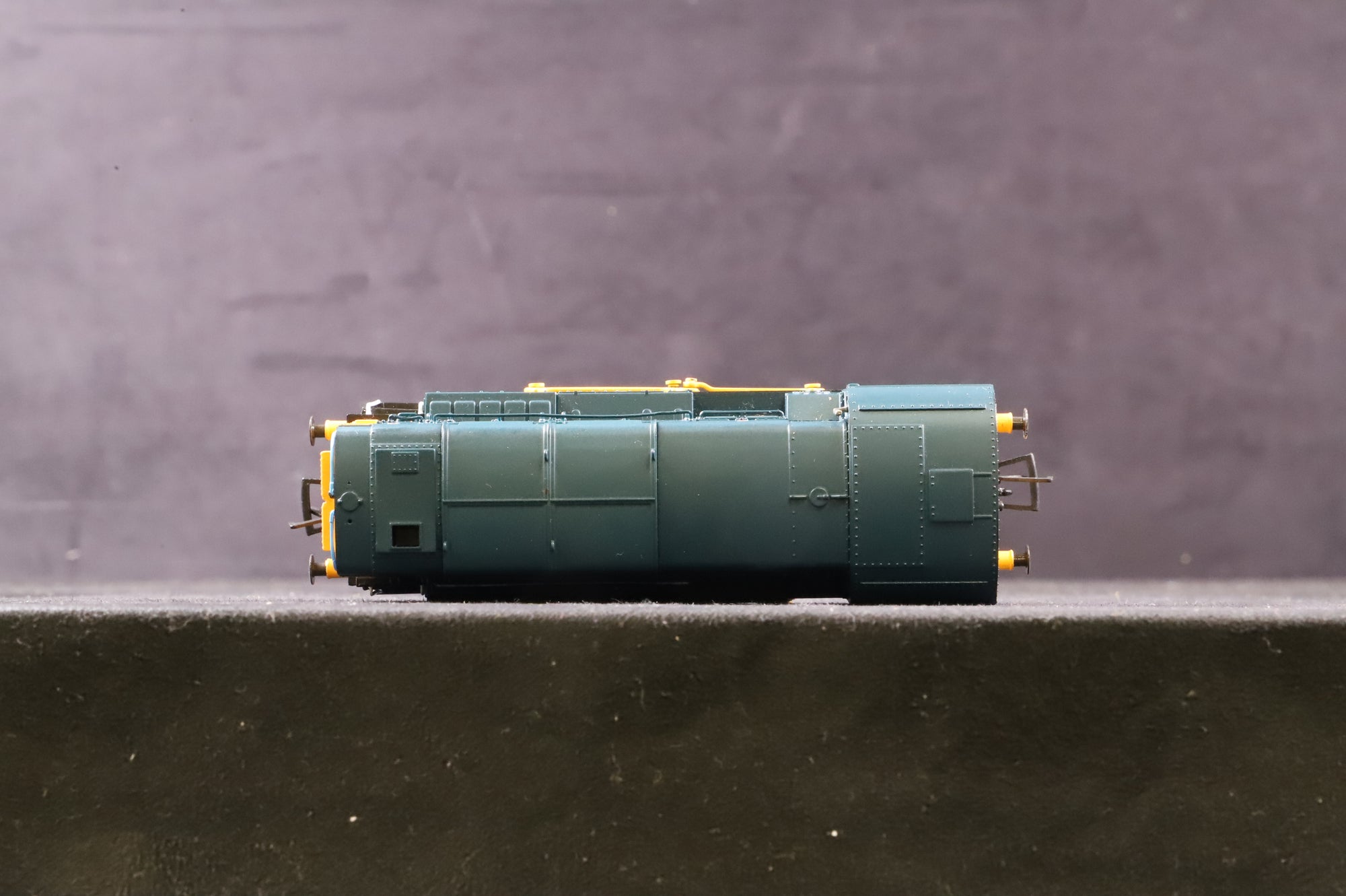 Bachmann OO 32-102A Class 08 08762 in BR Blue w/ Wasp Stripes