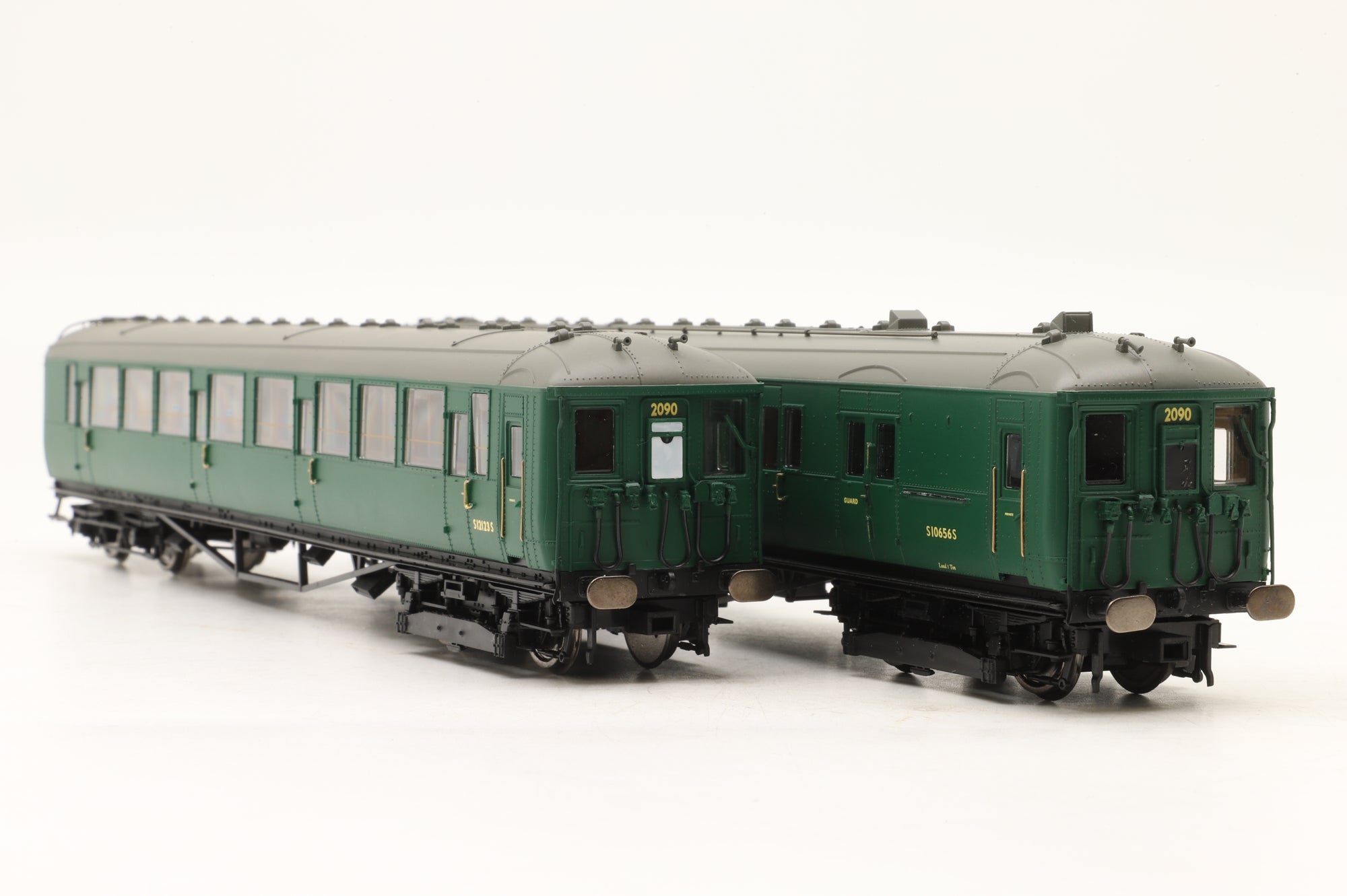 Hornby OO R3177 Class 401 2-BIL 2-Car EMU 2090 BR Green