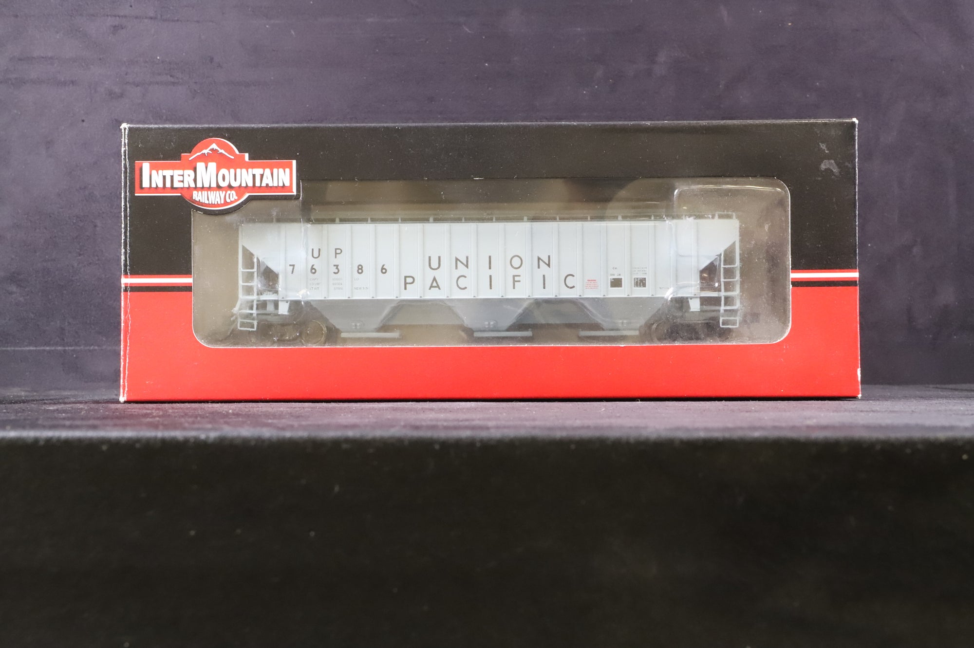 InterMountain Railway Co. 45326-27 4750 Cubic Foot 3-Bay Covered Hopper Wagon No. 76386 in Union Pacific Grey