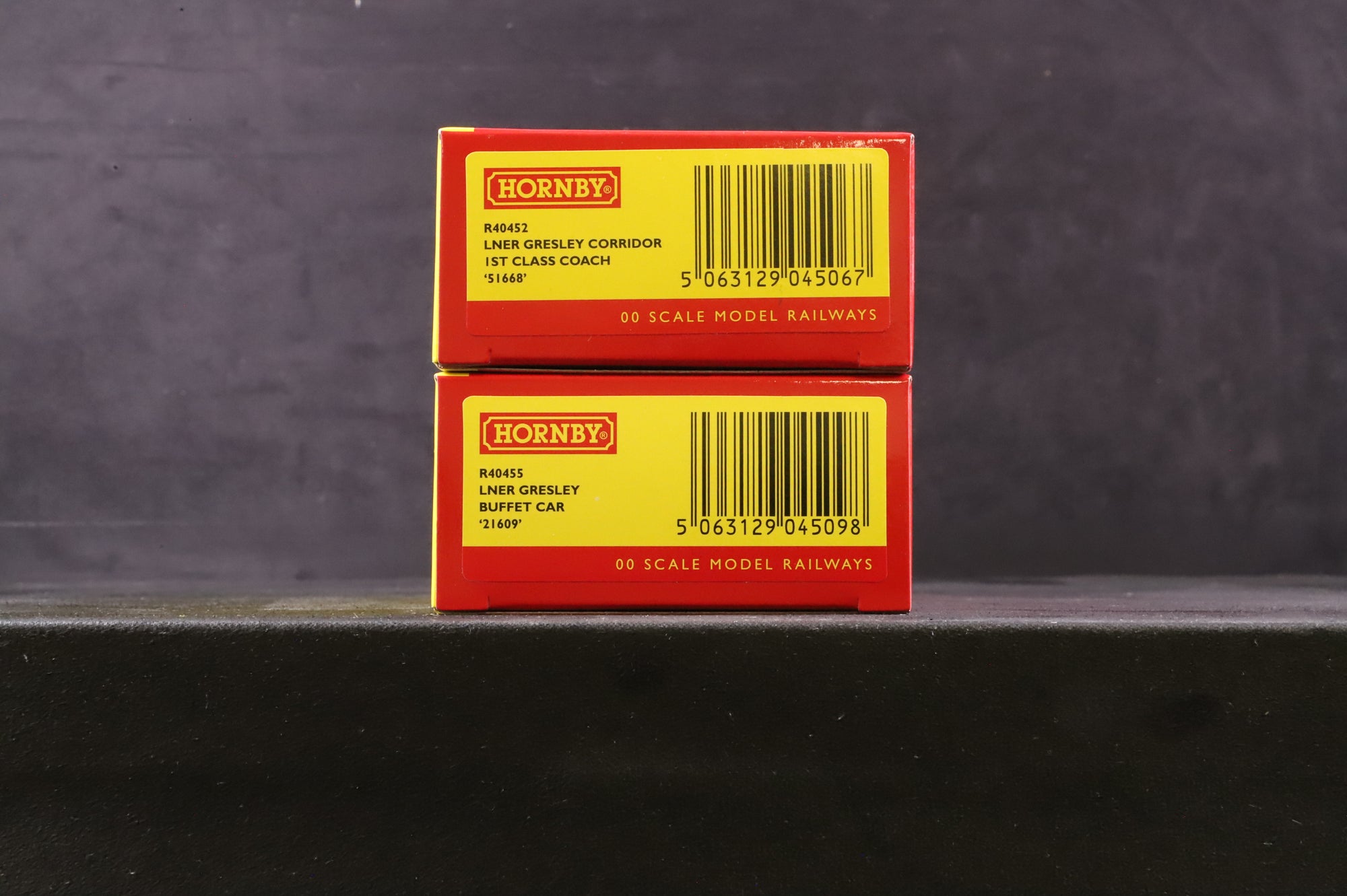 Hornby OO R40452/55 Rake of 2 LNER Gresley Teak Coaches