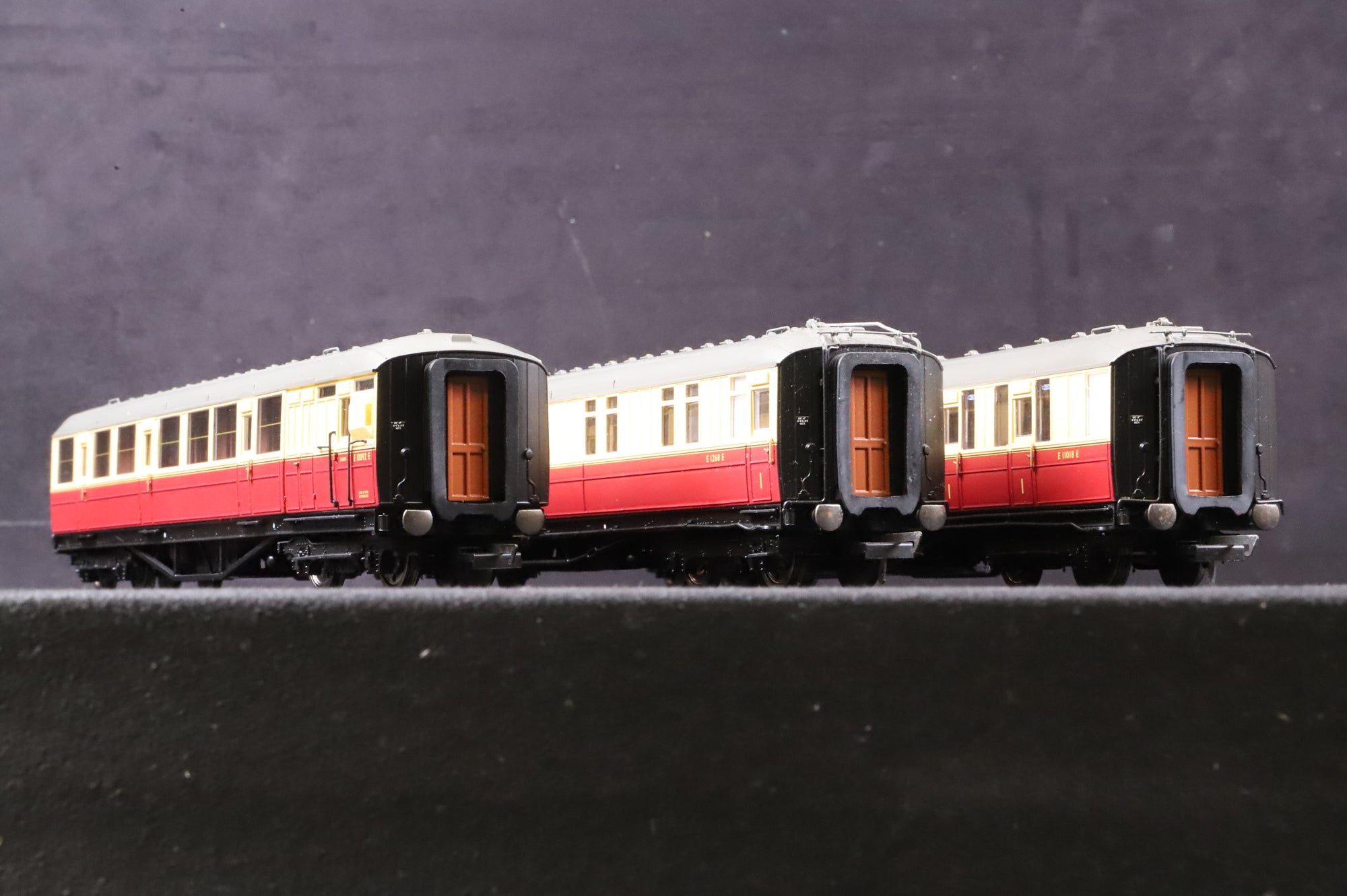 Hornby OO Rake of 3 Gresley Coaches in BR(E) Crimson/Cream