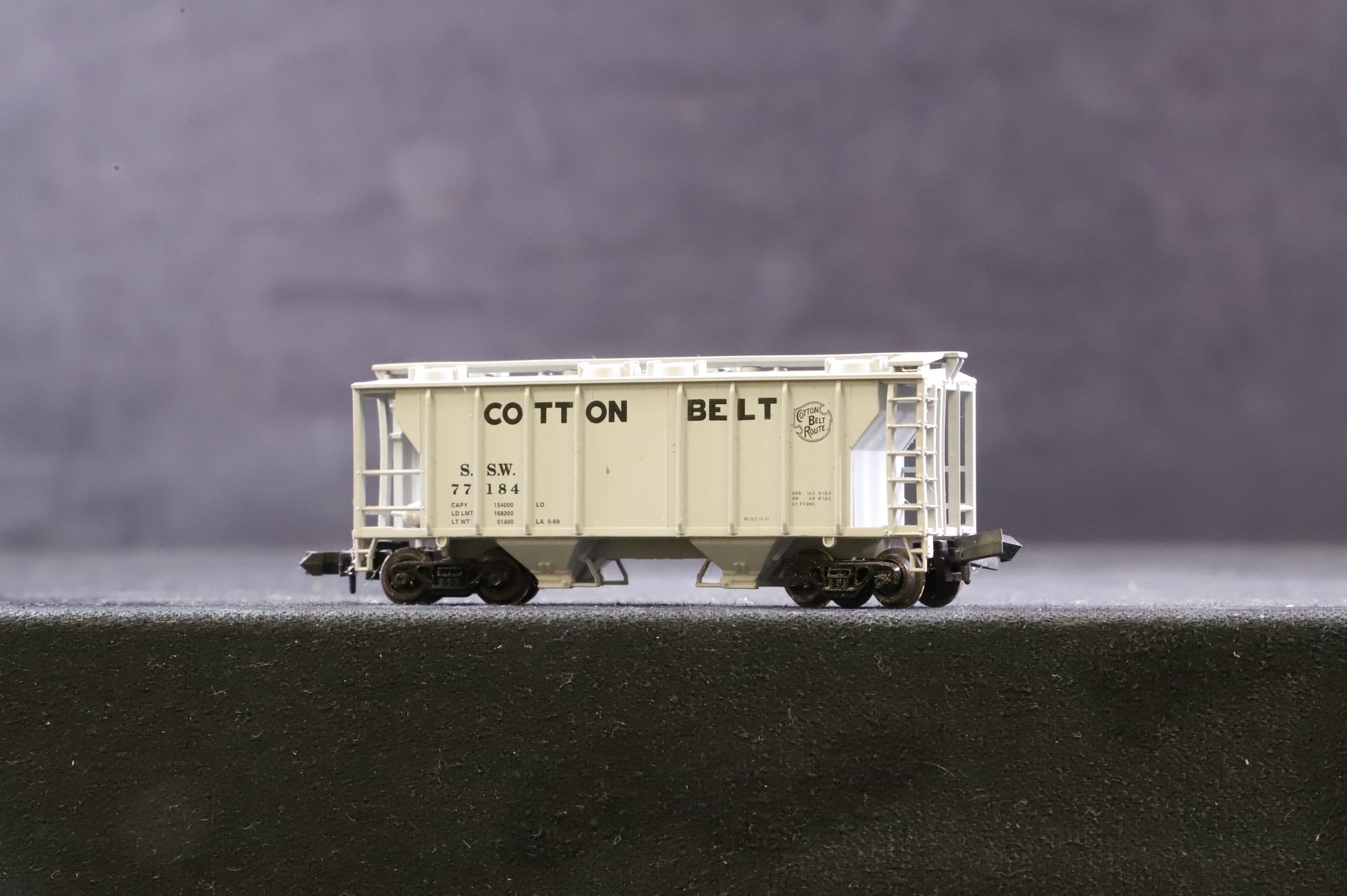Atlas N Gauge Rake of 3 'Cotton Belt' Wagons