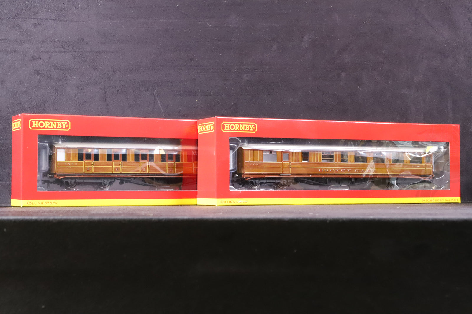 Hornby OO R40452/55 Rake of 2 LNER Gresley Teak Coaches
