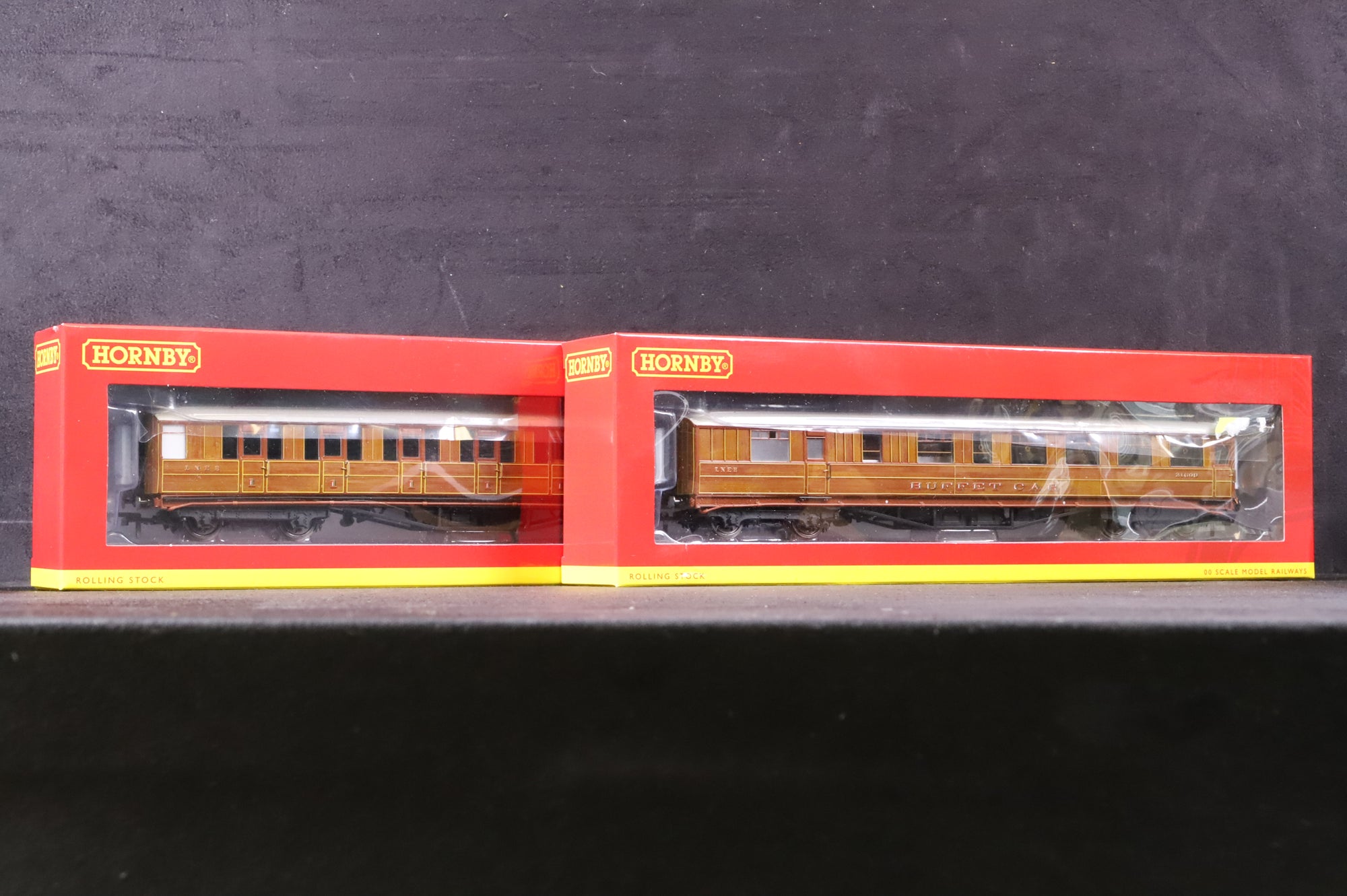 Hornby OO R40452/55 Rake of 2 LNER Gresley Teak Coaches