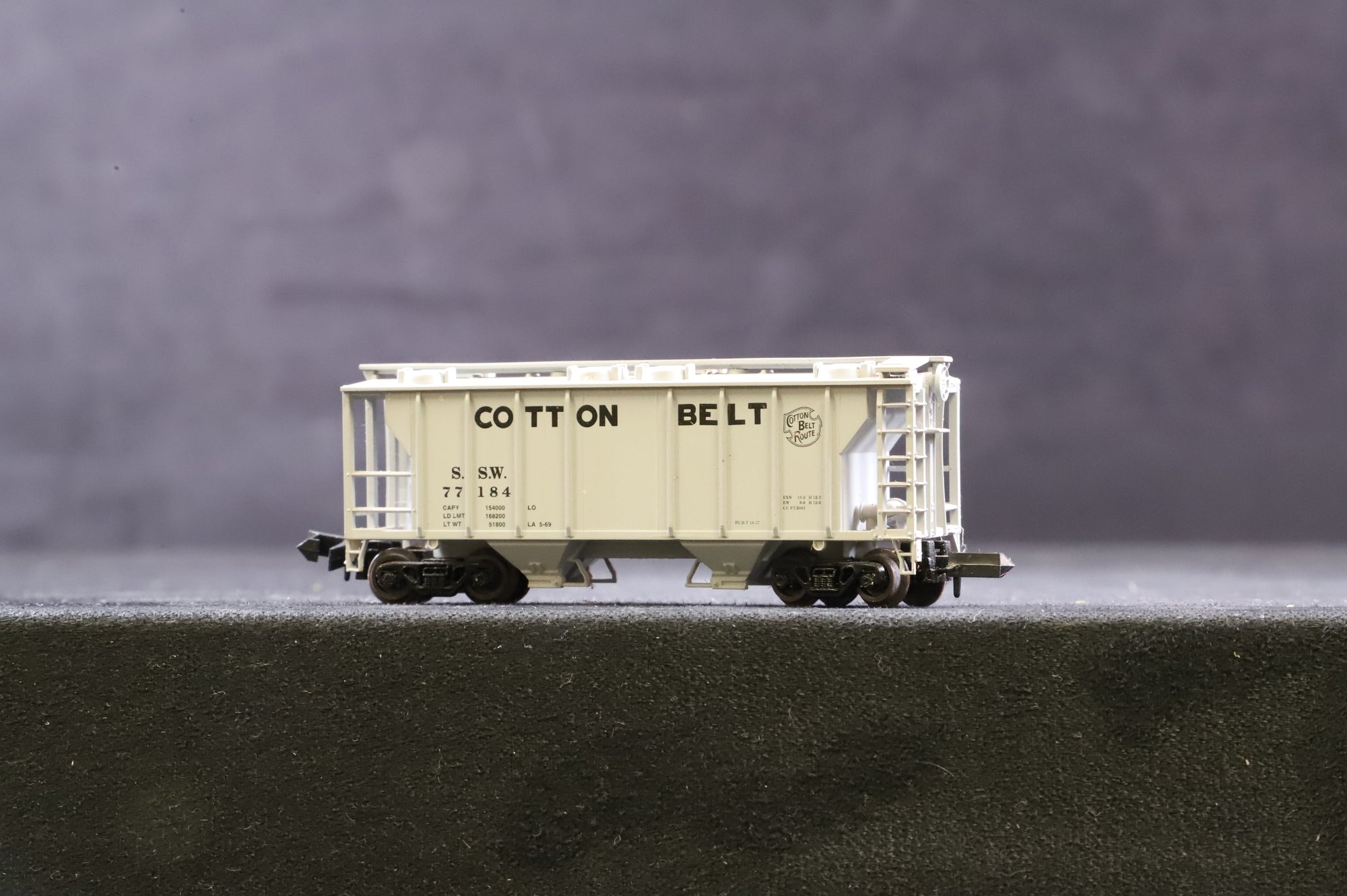 Atlas N Gauge Rake of 3 'Cotton Belt' Wagons