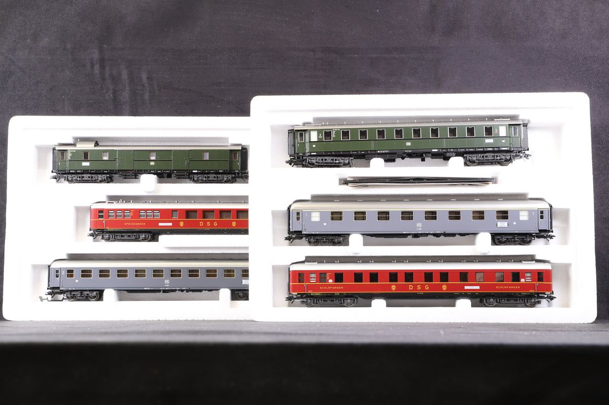 Marklin HO 42941 &amp; 42942 Rake Of 8 Riviera Express Coaches